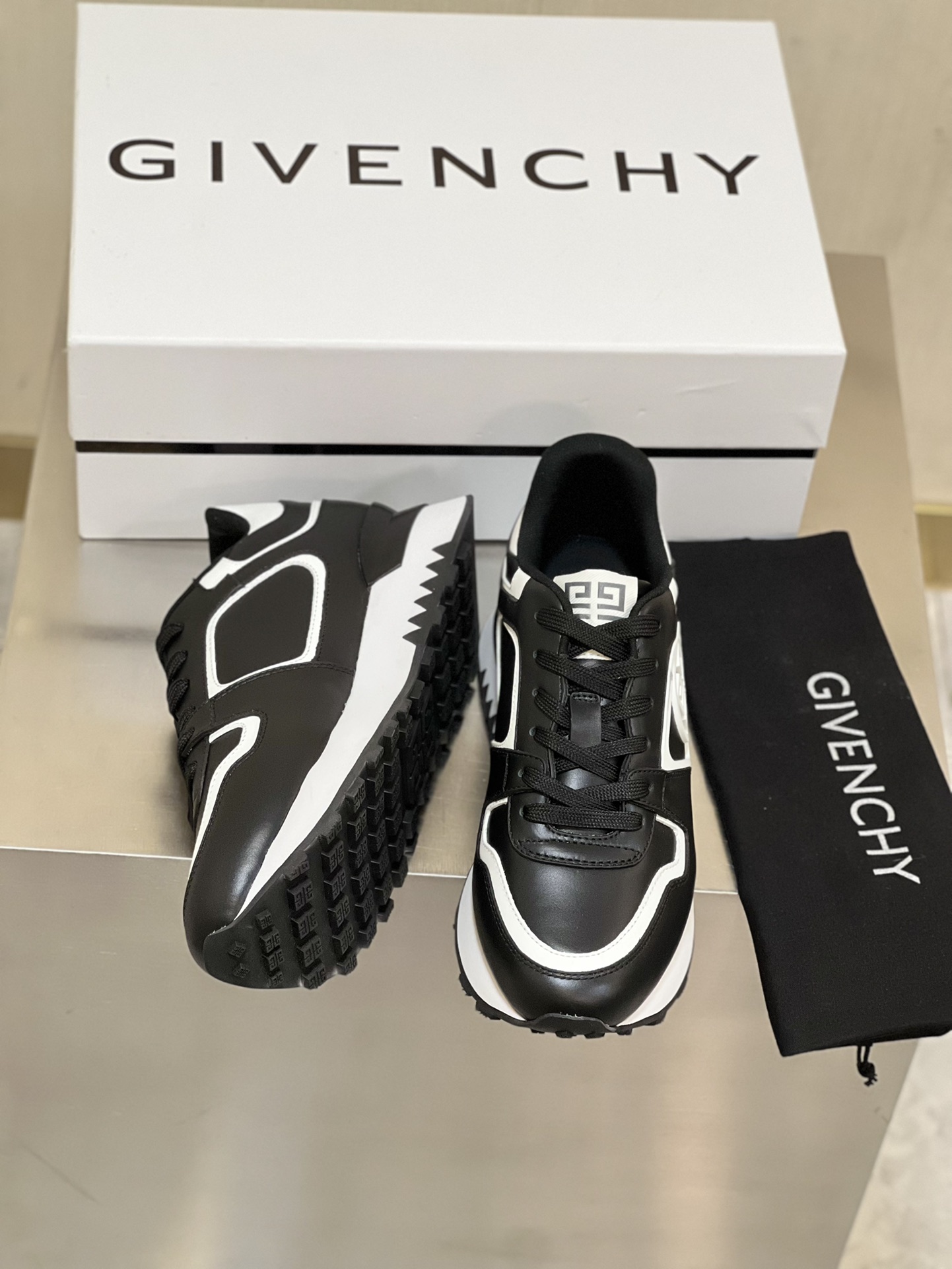 GIVENCHY SNEAKERS 