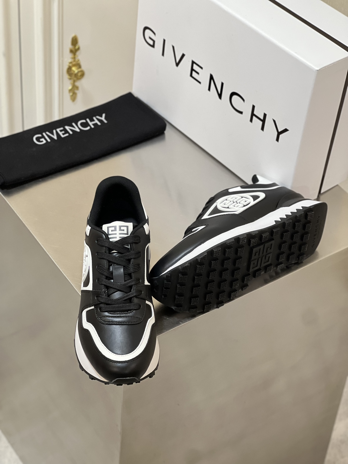 GIVENCHY SNEAKERS 