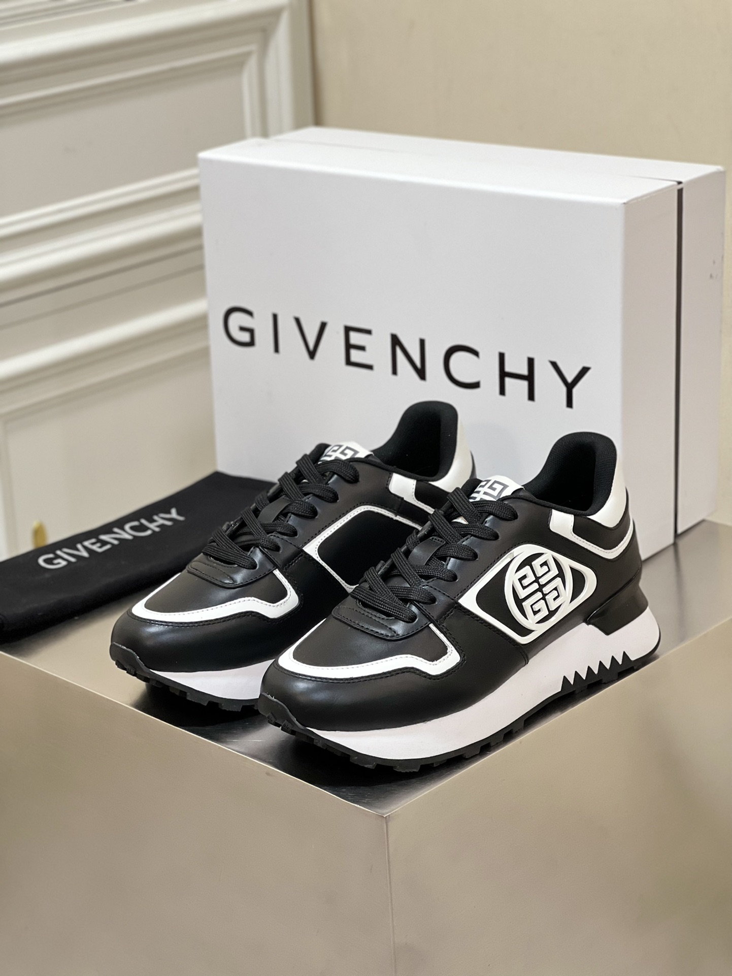 GIVENCHY SNEAKERS 