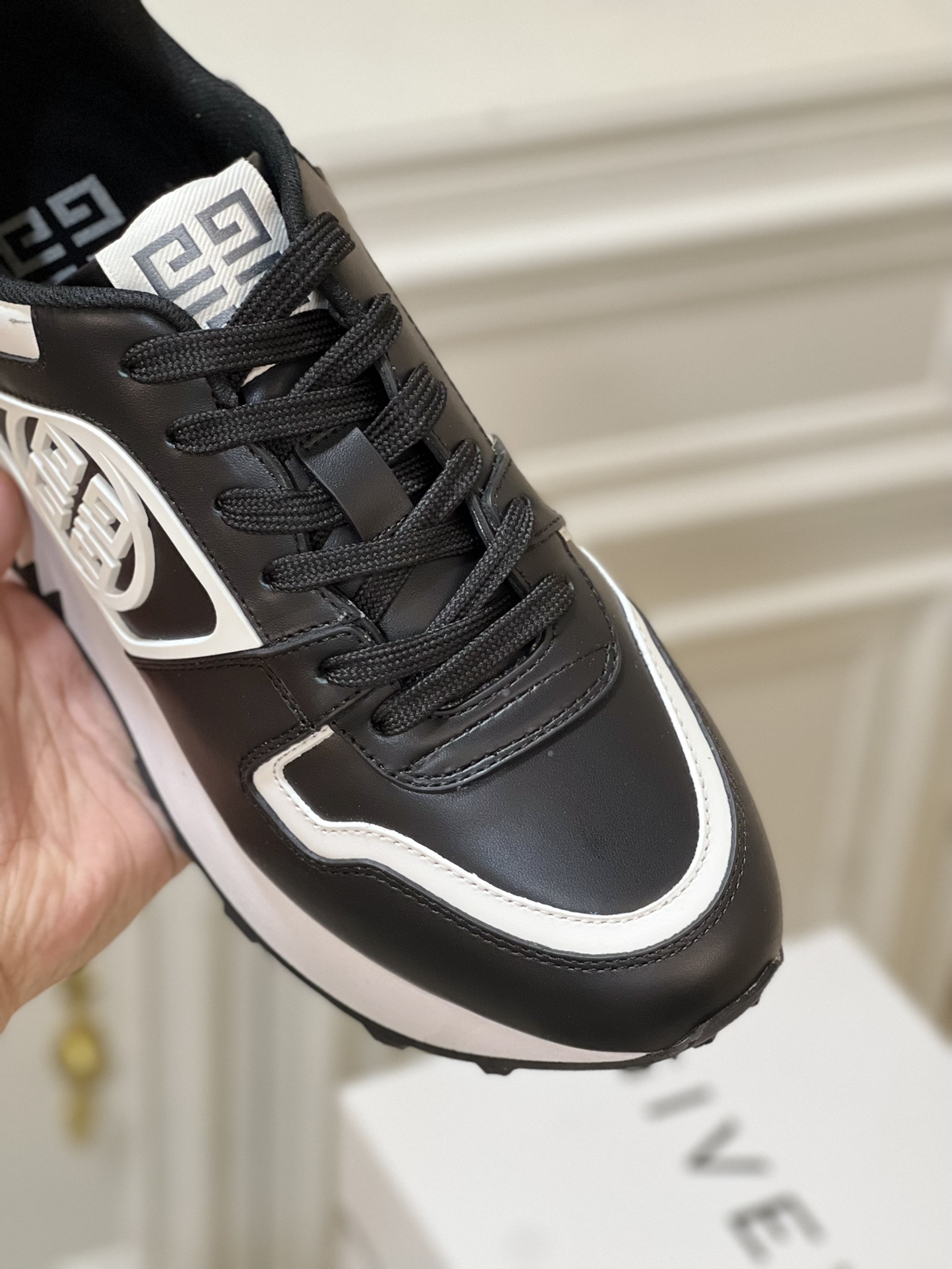 GIVENCHY SNEAKERS 