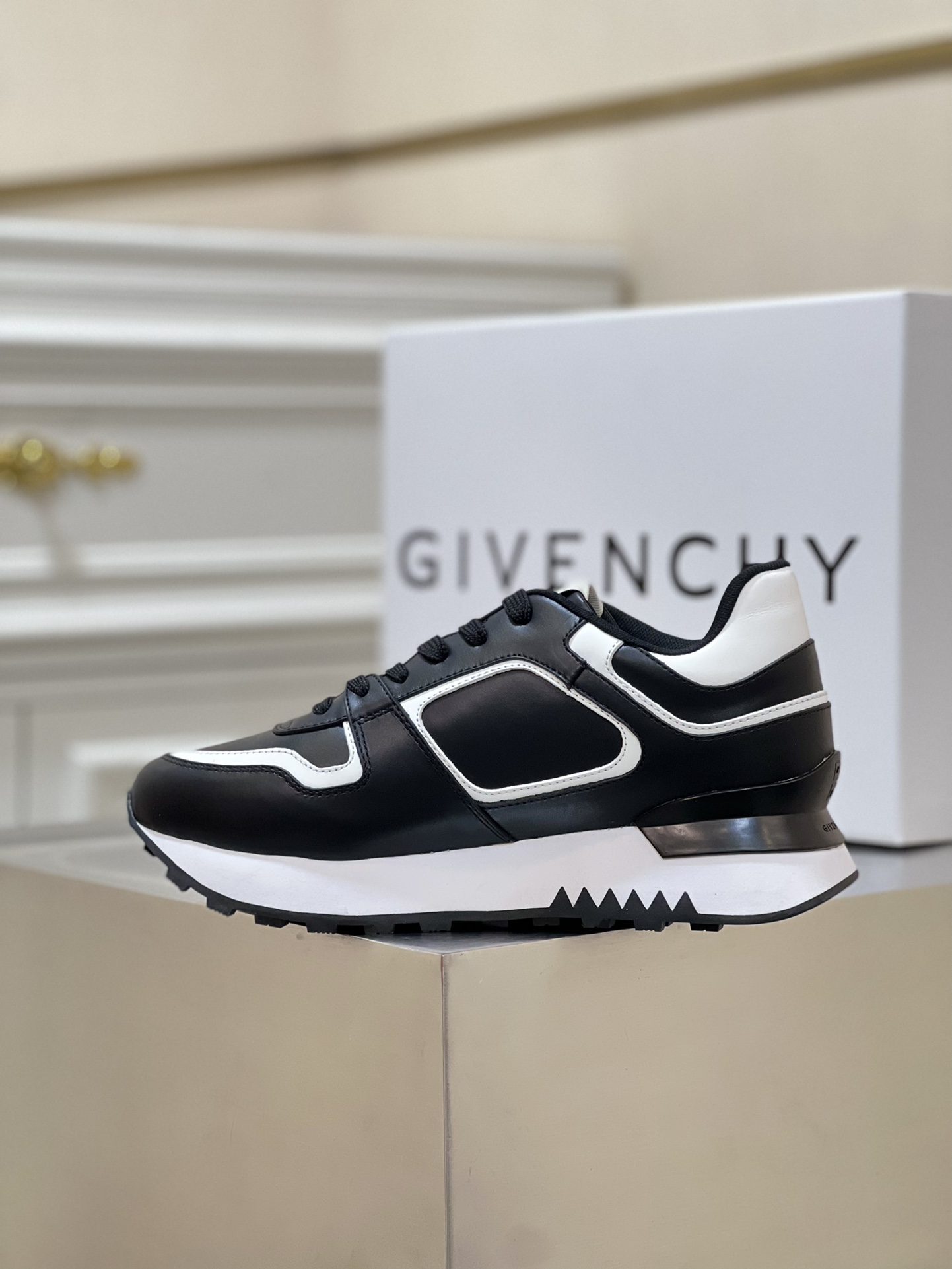 GIVENCHY SNEAKERS 