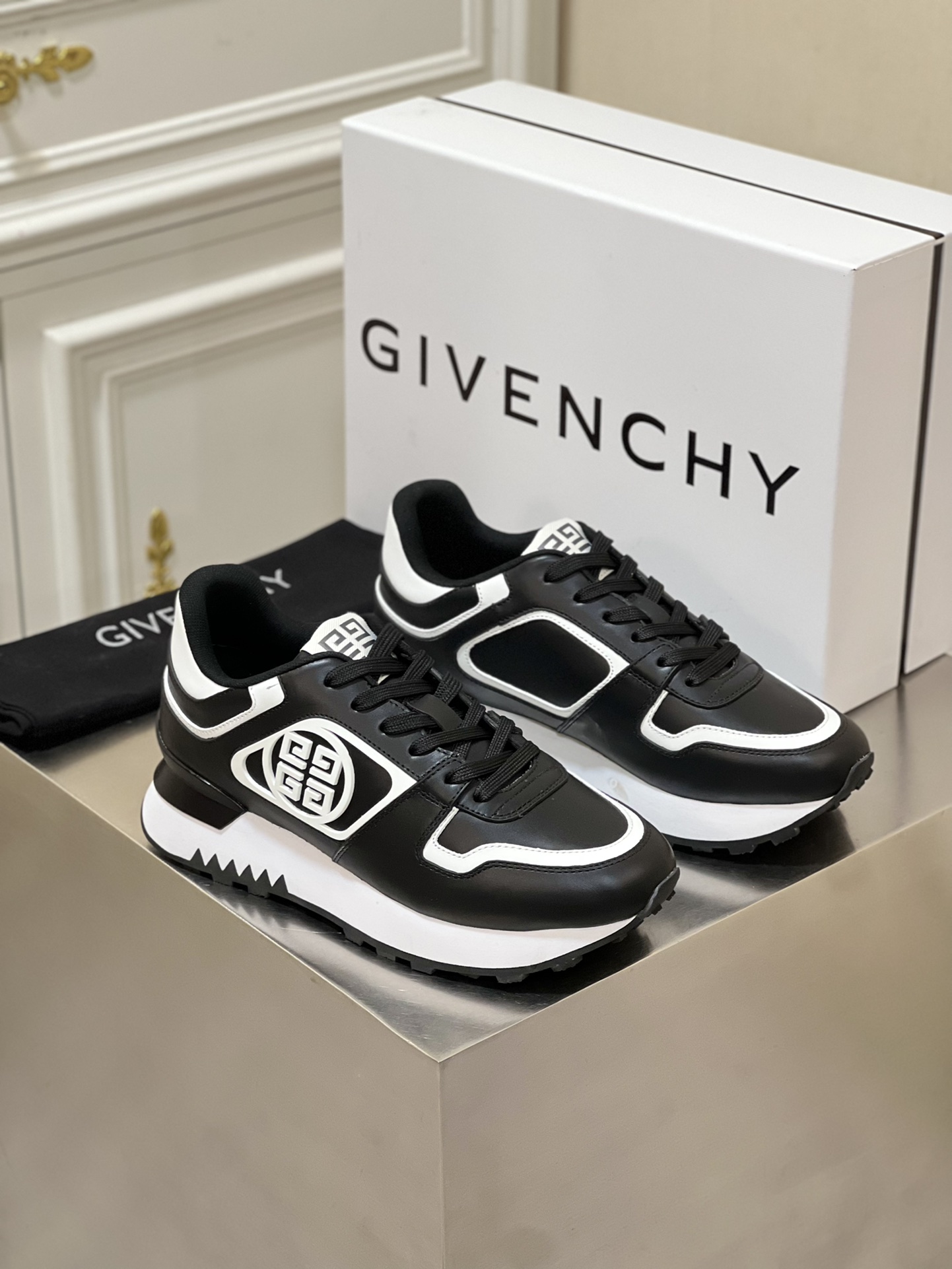 GIVENCHY SNEAKERS 