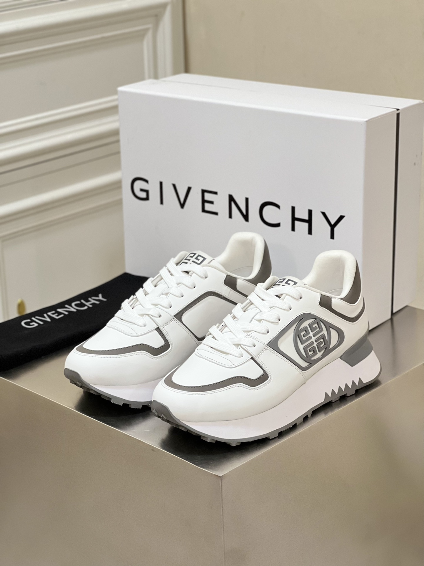 GIVENCHY SNEAKERS 