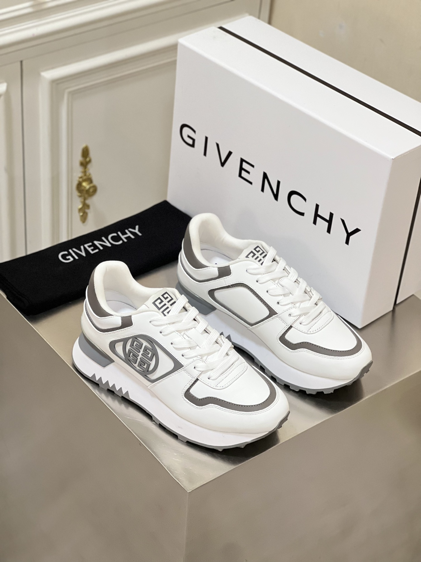 GIVENCHY SNEAKERS 