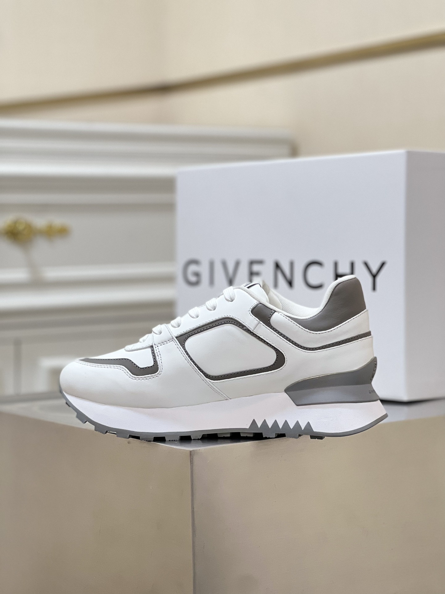 GIVENCHY SNEAKERS 