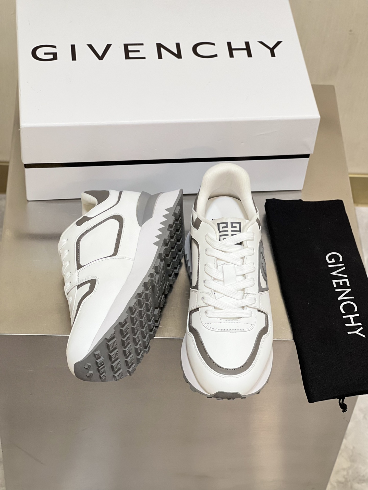 GIVENCHY SNEAKERS 