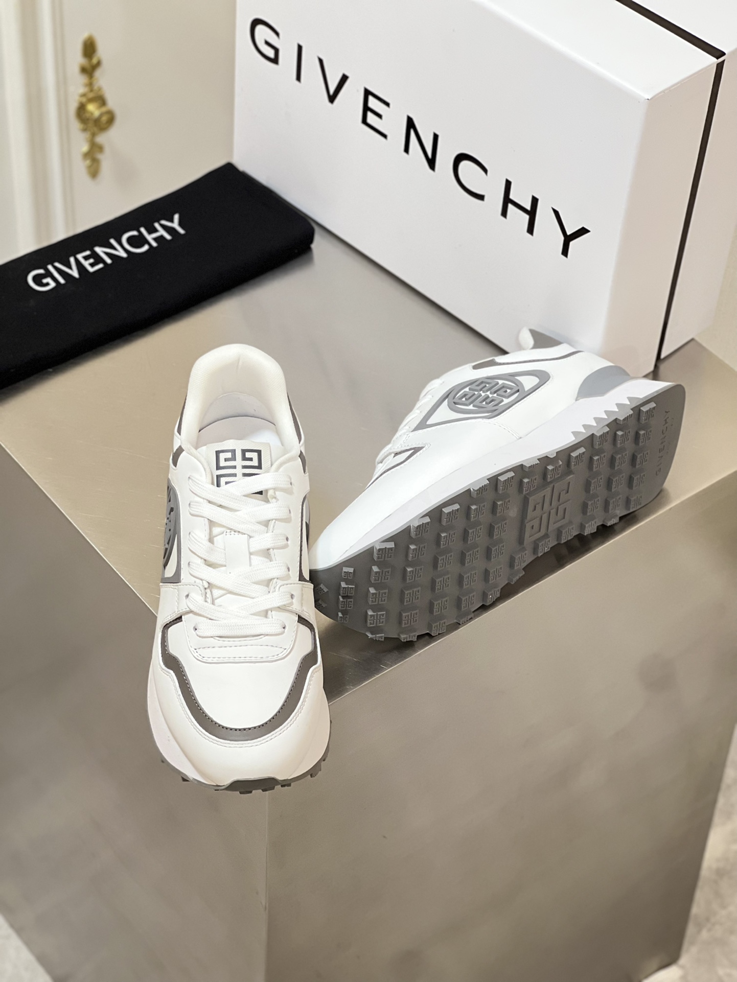 GIVENCHY SNEAKERS 