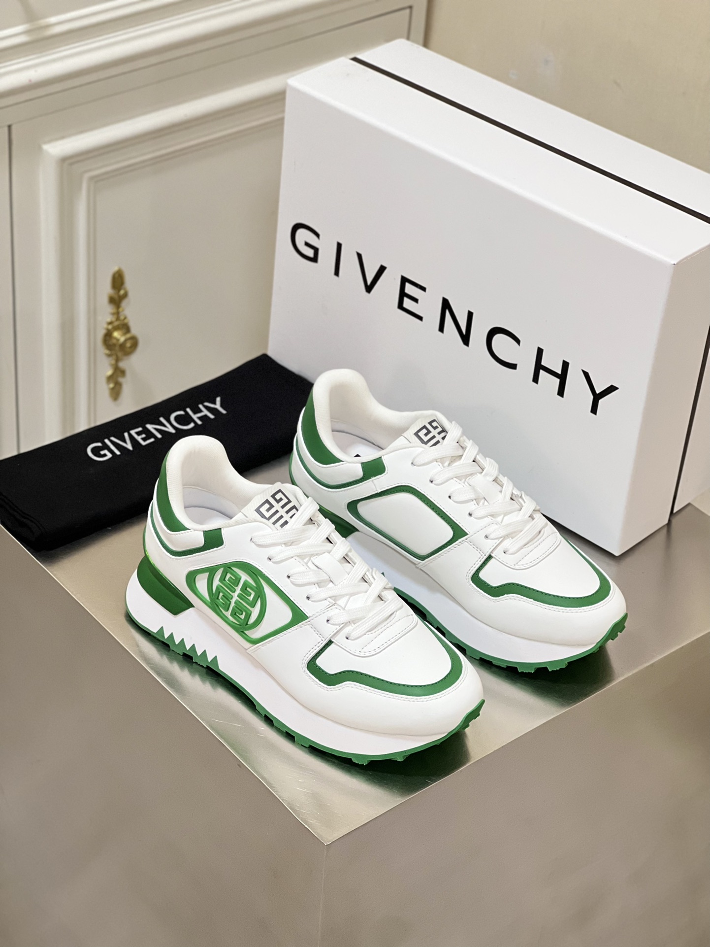 GIVENCHY SNEAKERS 