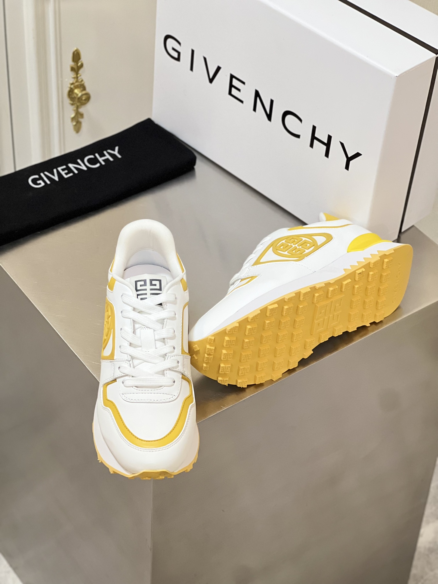 GIVENCHY SNEAKERS 