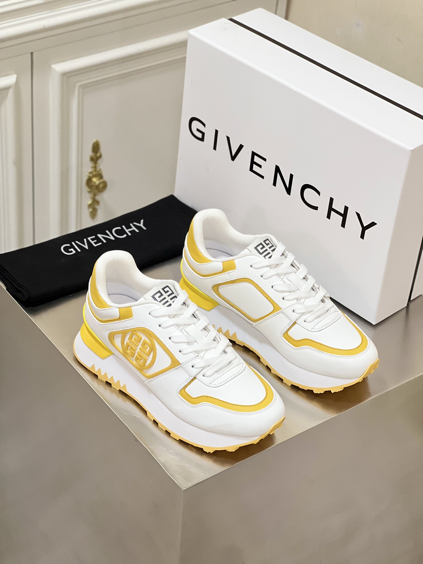 GIVENCHY SNEAKERS 