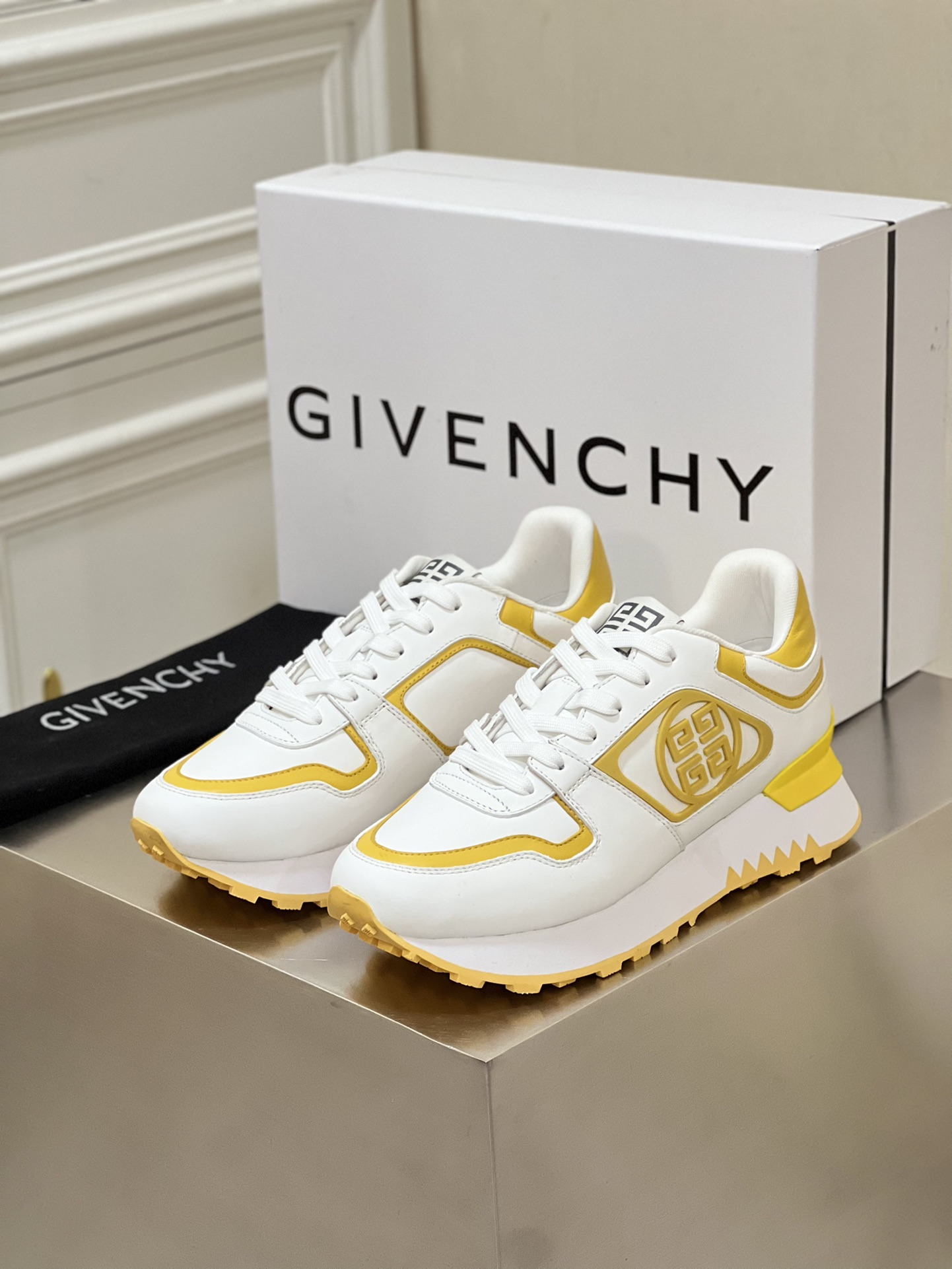 GIVENCHY SNEAKERS 