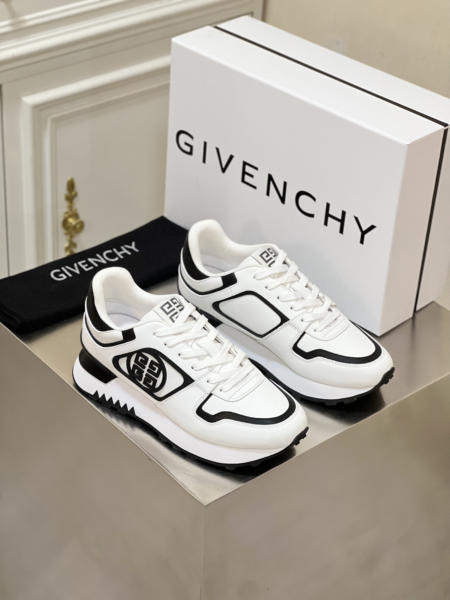 GIVENCHY SNEAKERS 