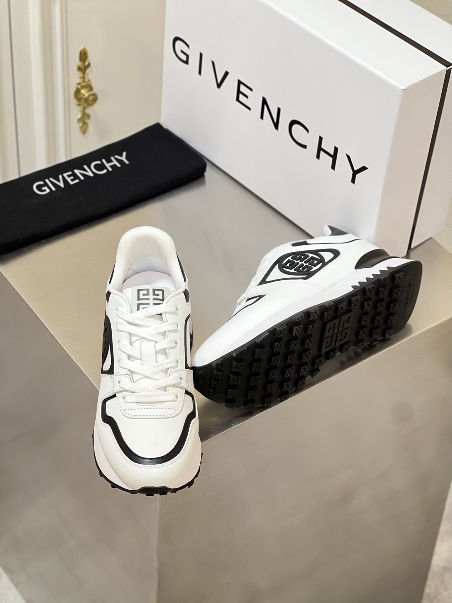GIVENCHY SNEAKERS 