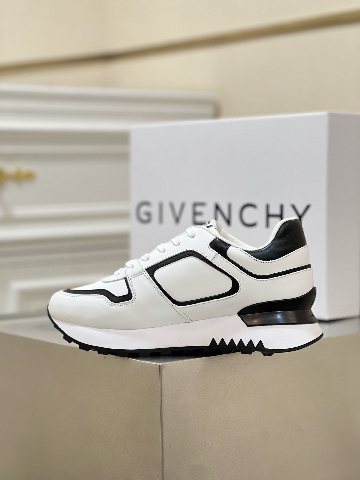 GIVENCHY SNEAKERS 