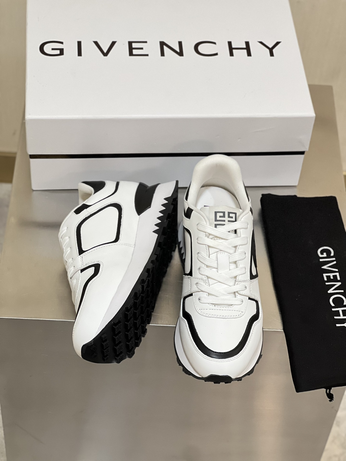 GIVENCHY SNEAKERS 