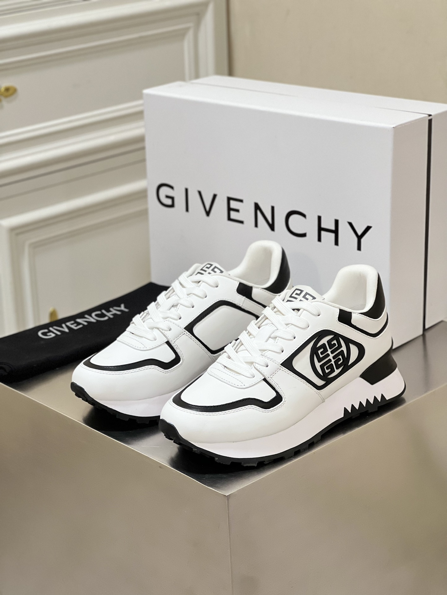 GIVENCHY SNEAKERS 