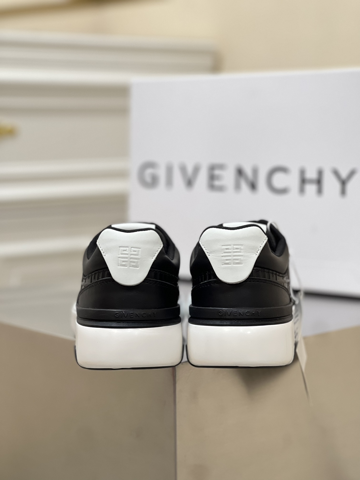 GIVENCHY SNEAKERS 