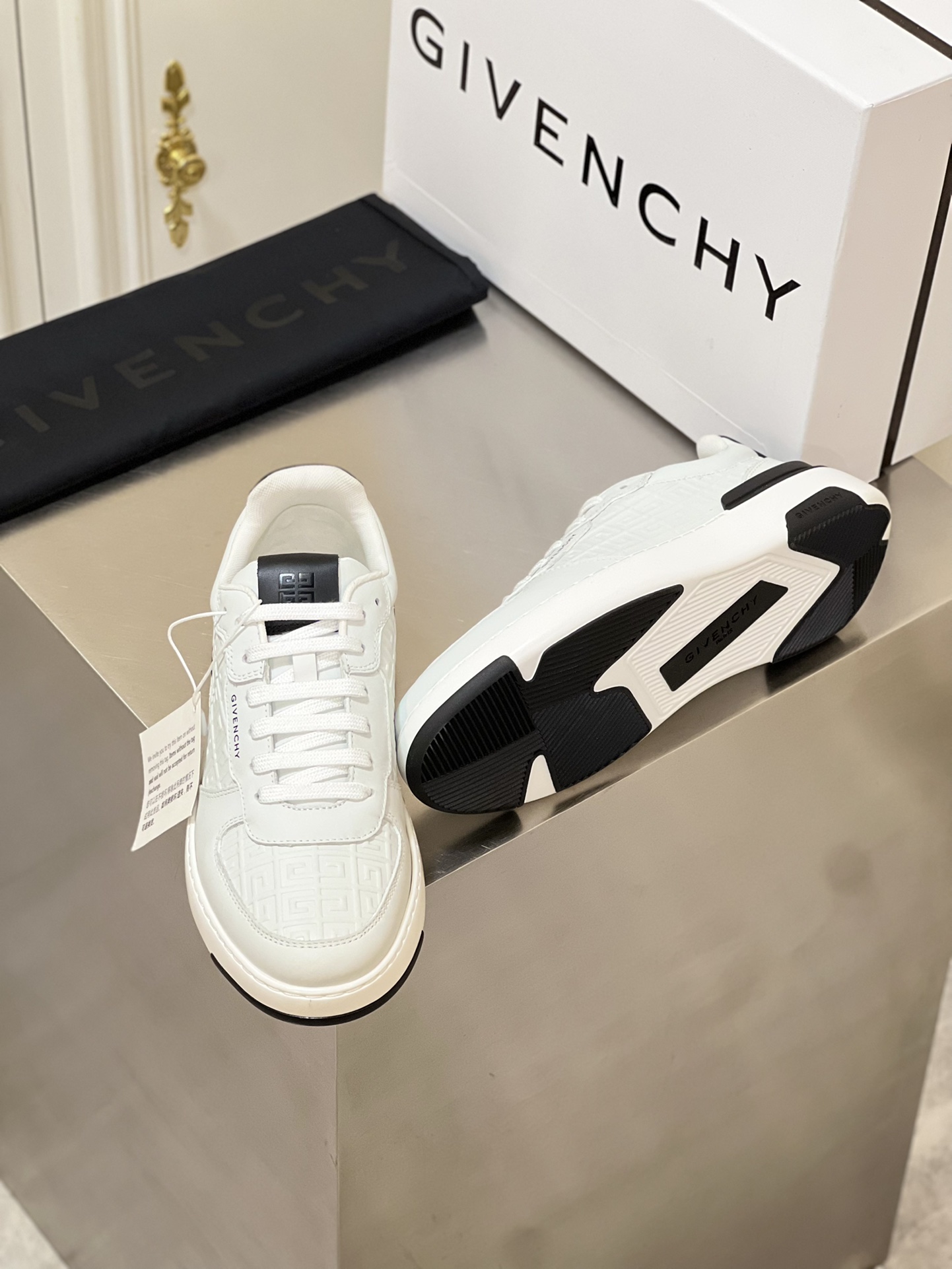 GIVENCHY SNEAKERS 