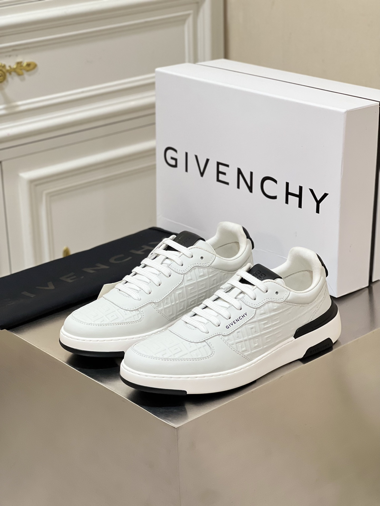 GIVENCHY SNEAKERS 