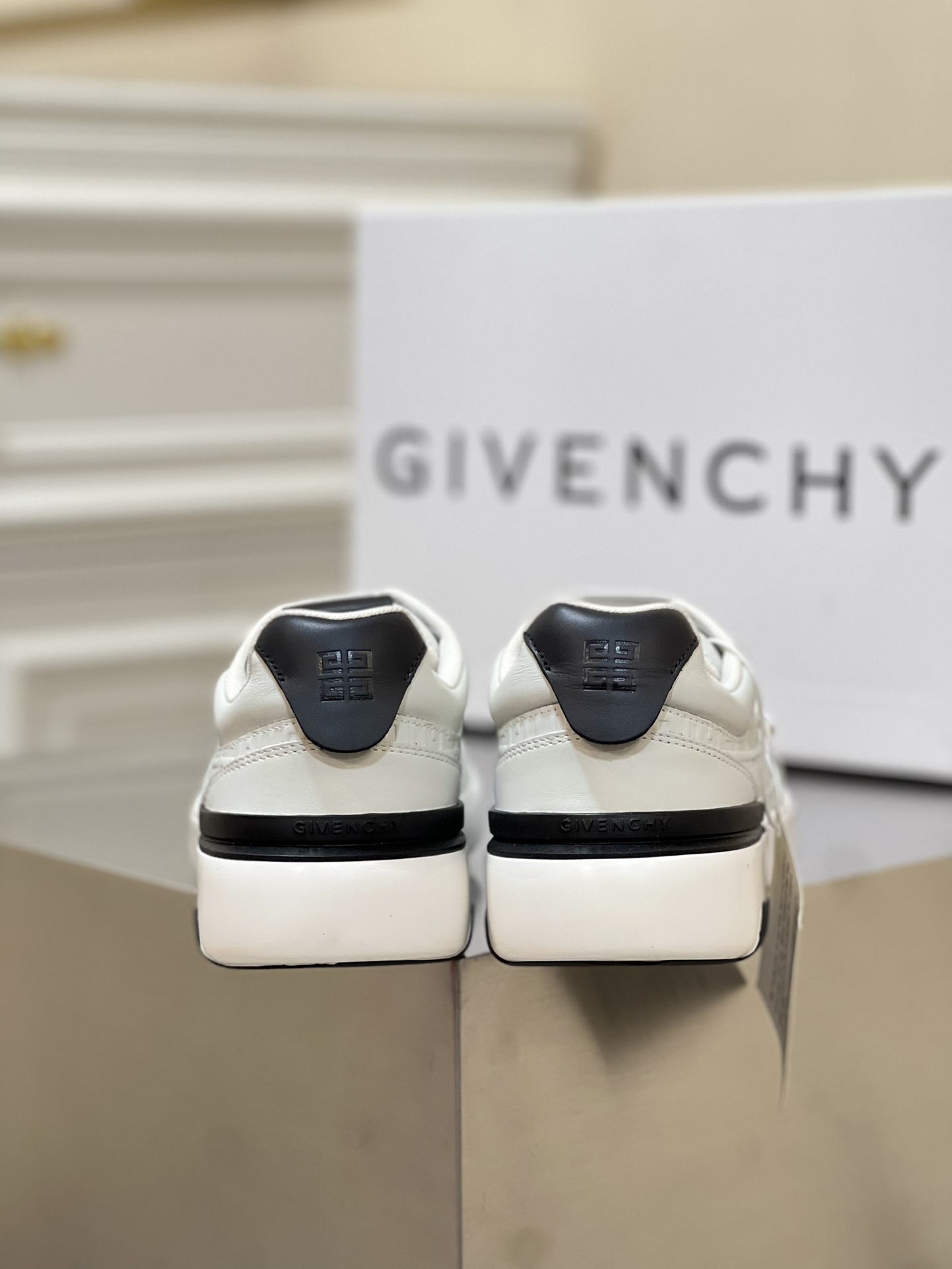 GIVENCHY SNEAKERS 