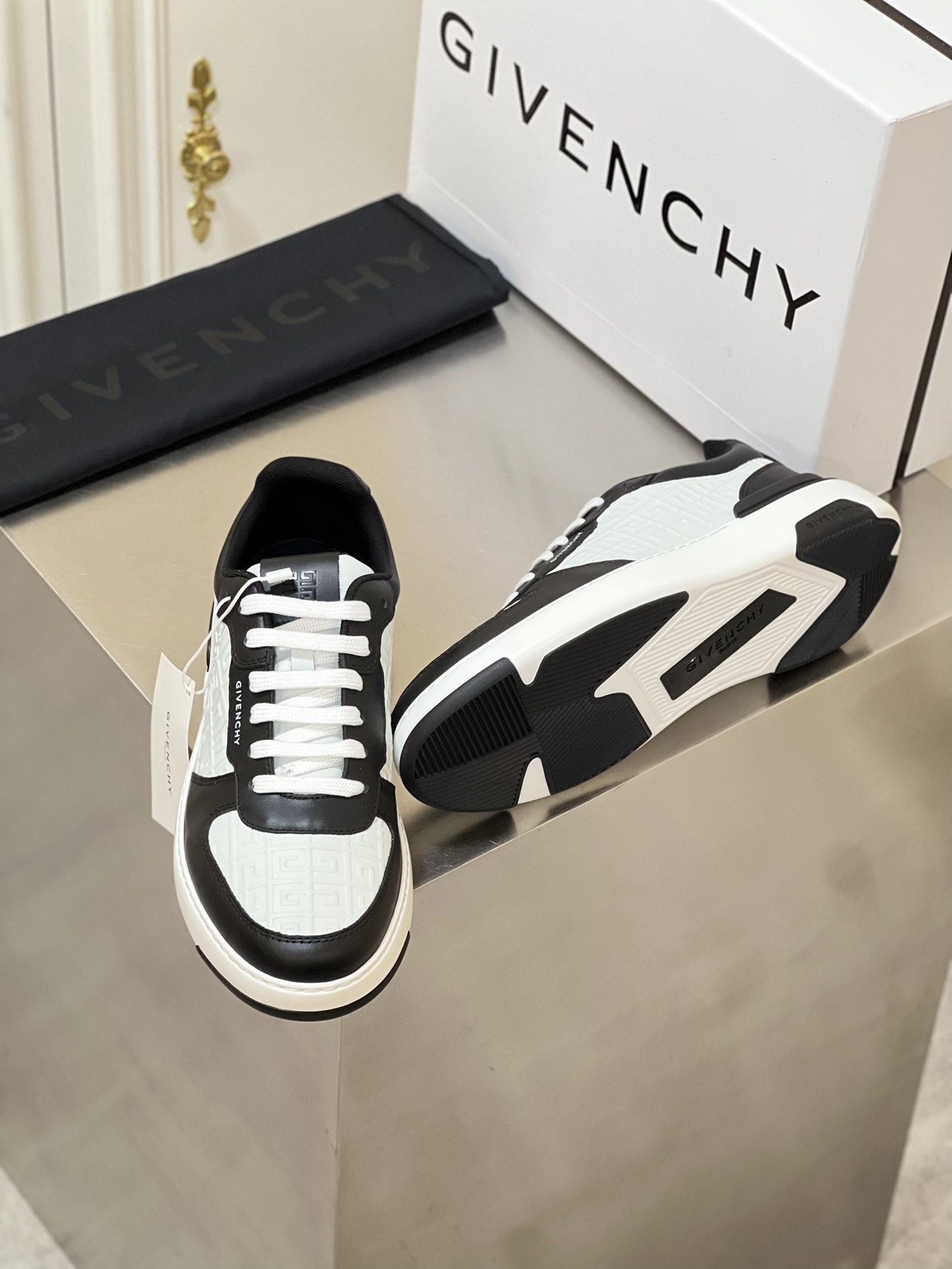 GIVENCHY SNEAKERS 