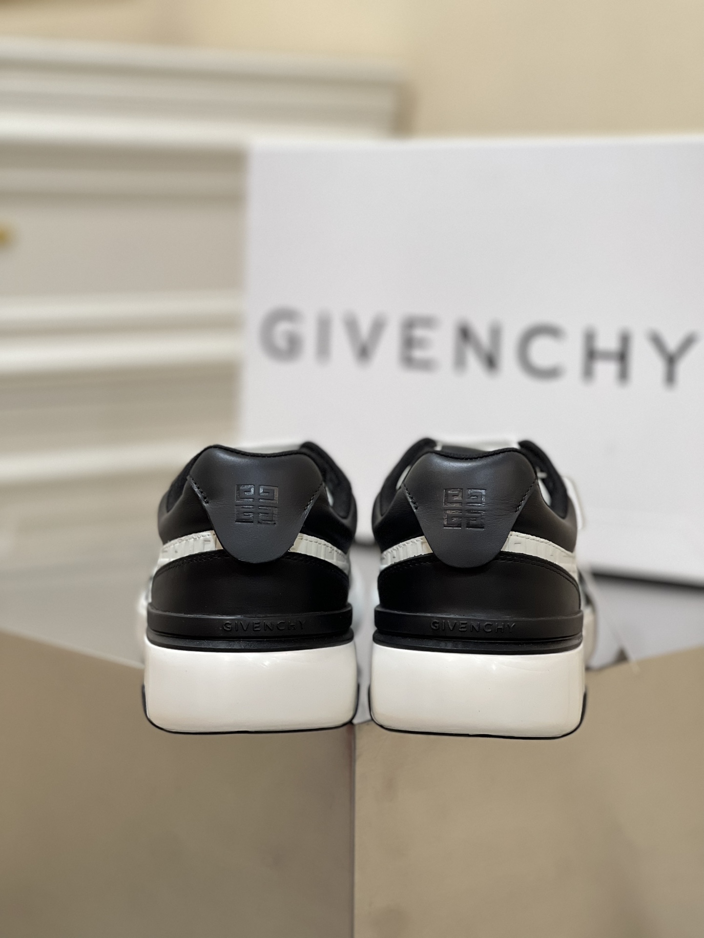 GIVENCHY SNEAKERS 