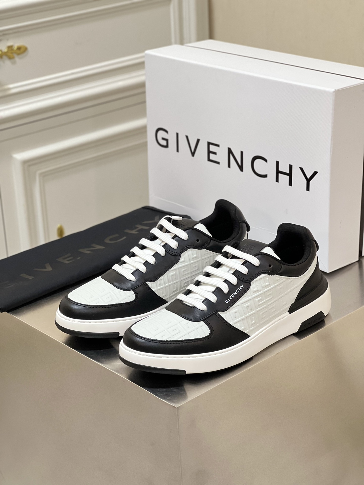 GIVENCHY SNEAKERS 