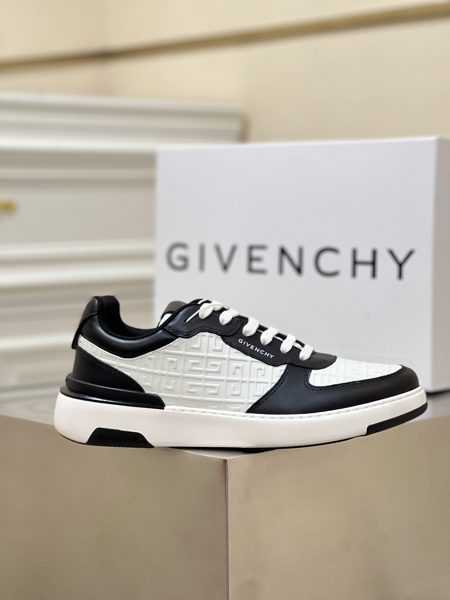 GIVENCHY SNEAKERS 