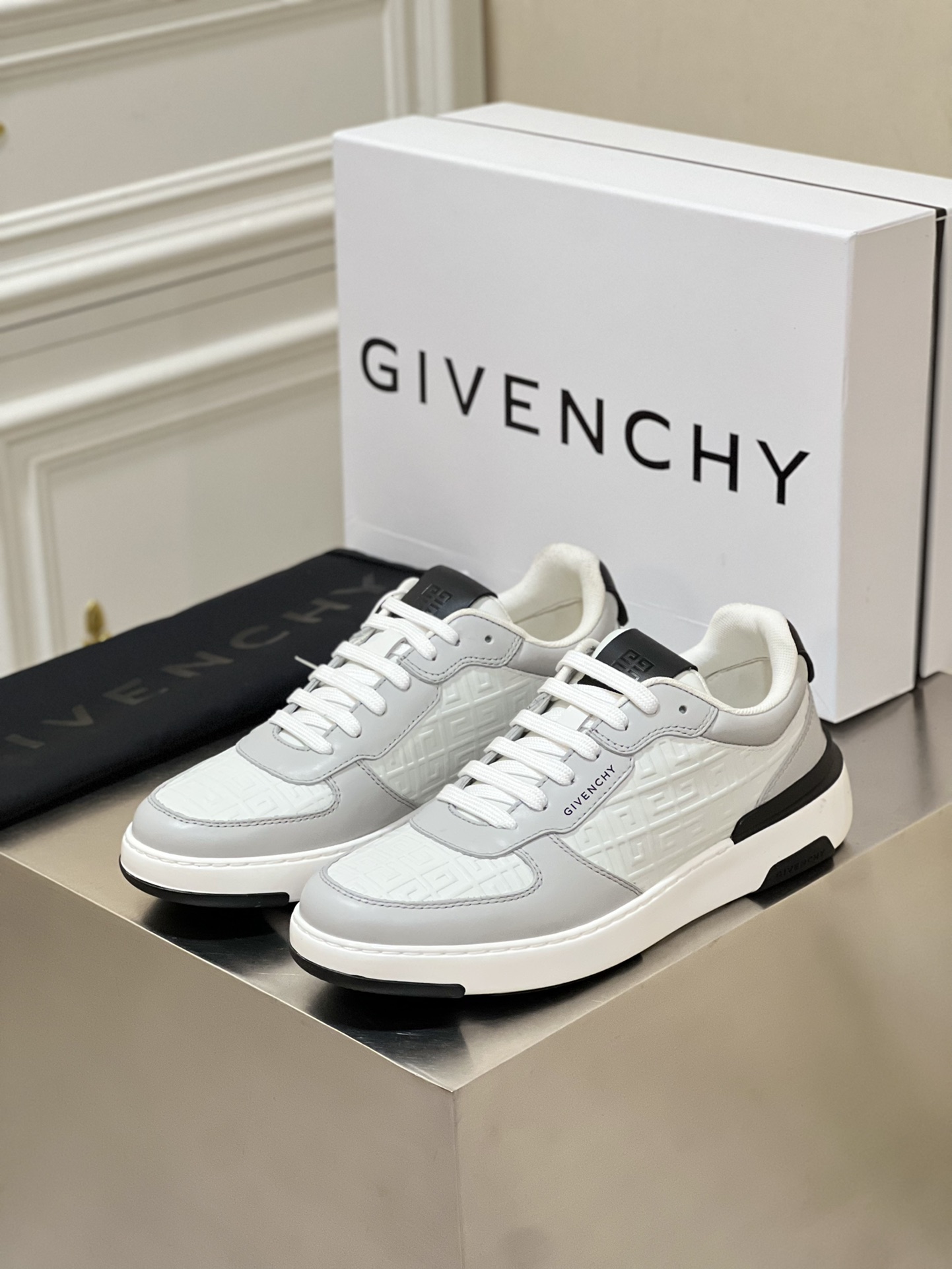 GIVENCHY SNEAKERS 