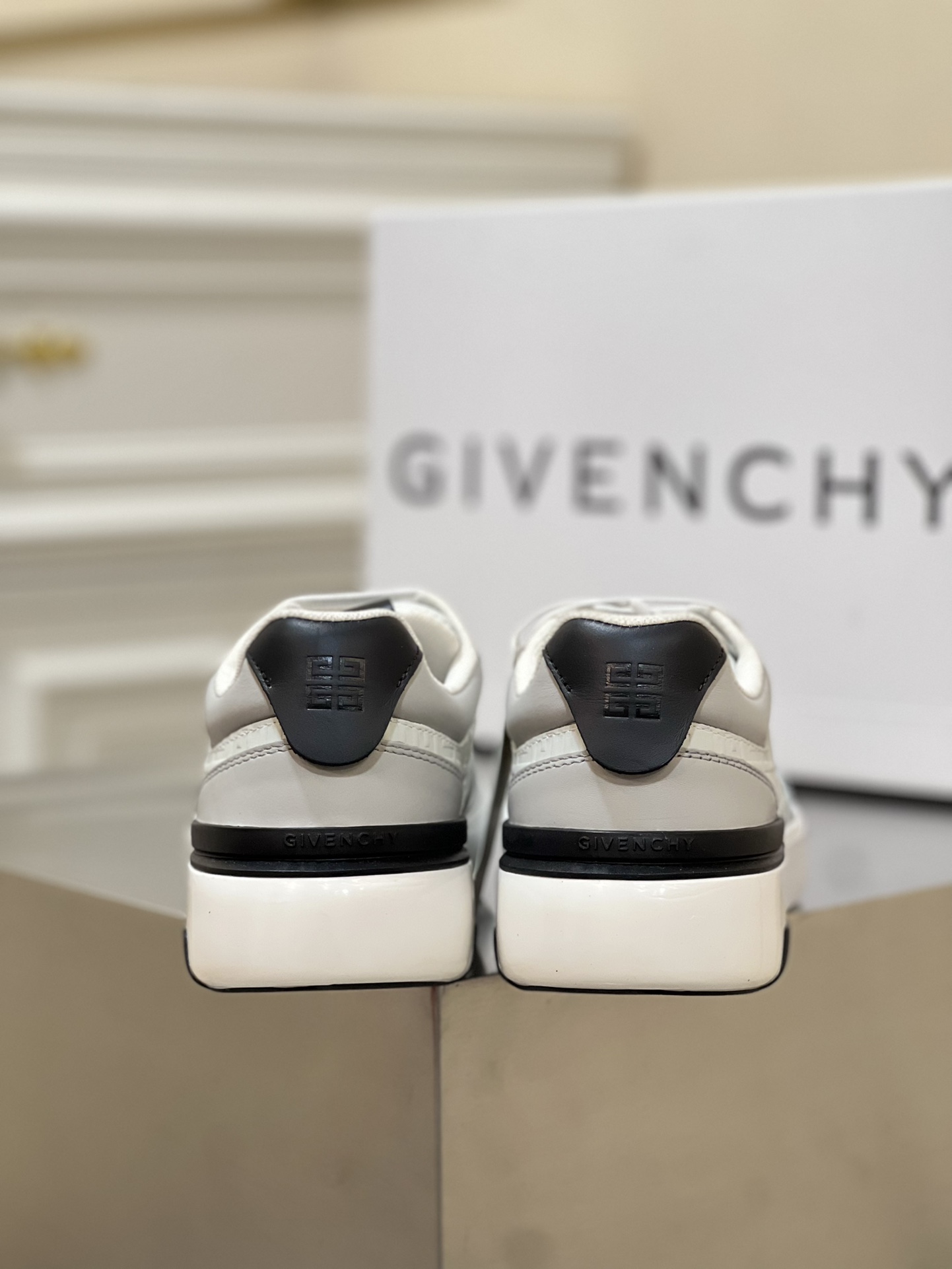 GIVENCHY SNEAKERS 