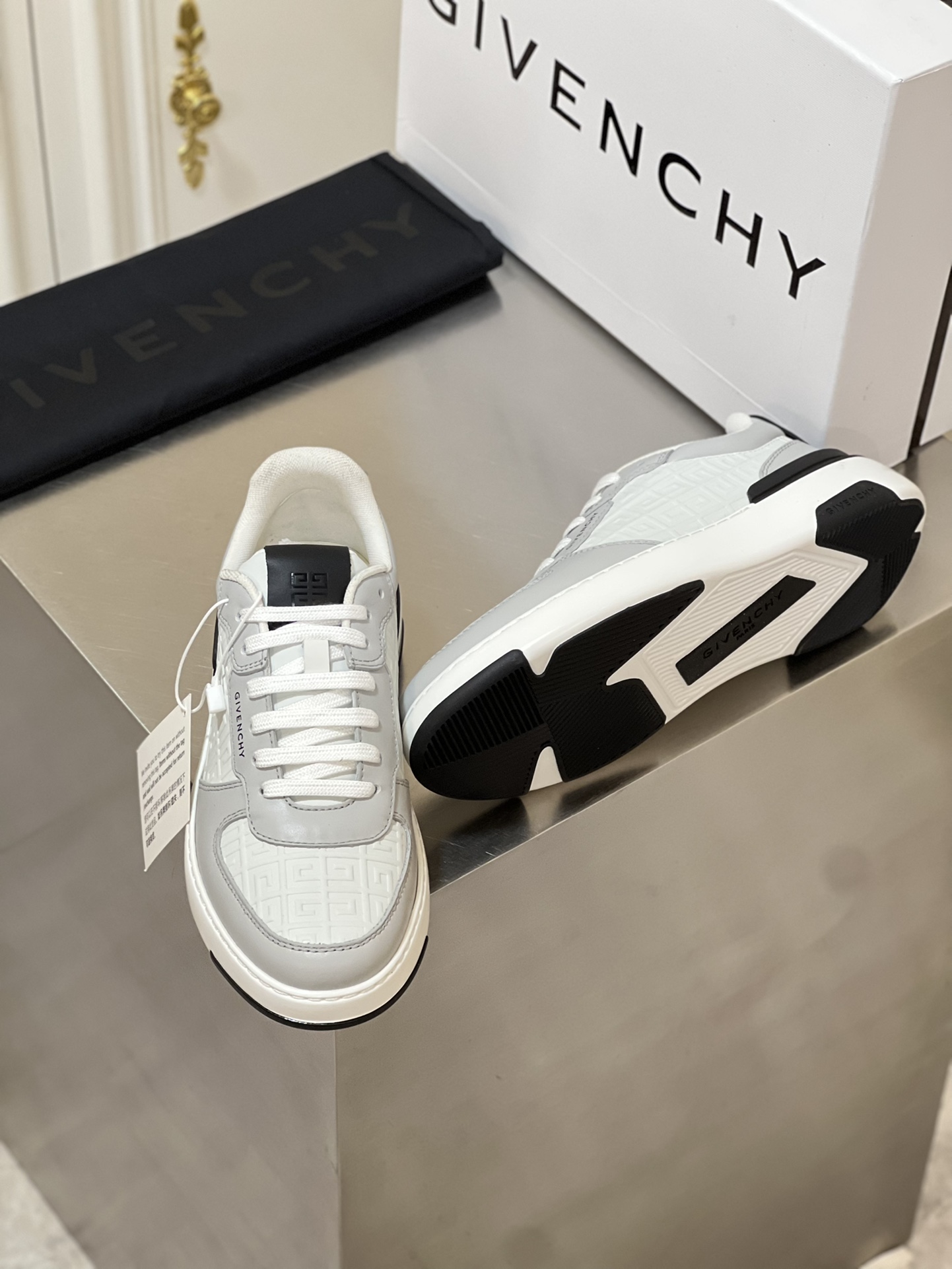 GIVENCHY SNEAKERS 