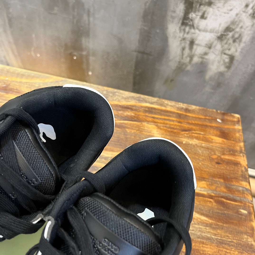 OFF WHITE SNEAKERS 