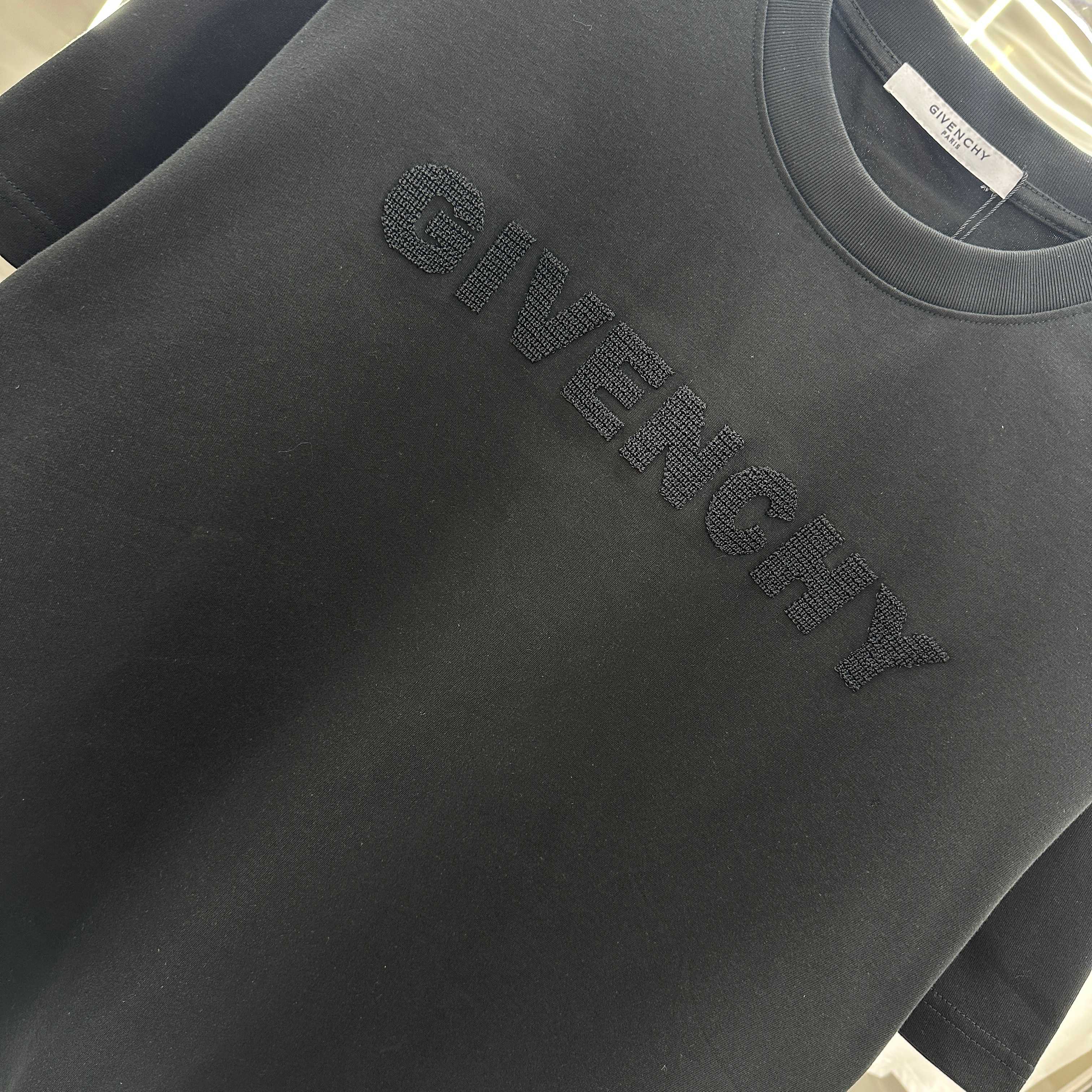 GIVENCHY T-SHIRT