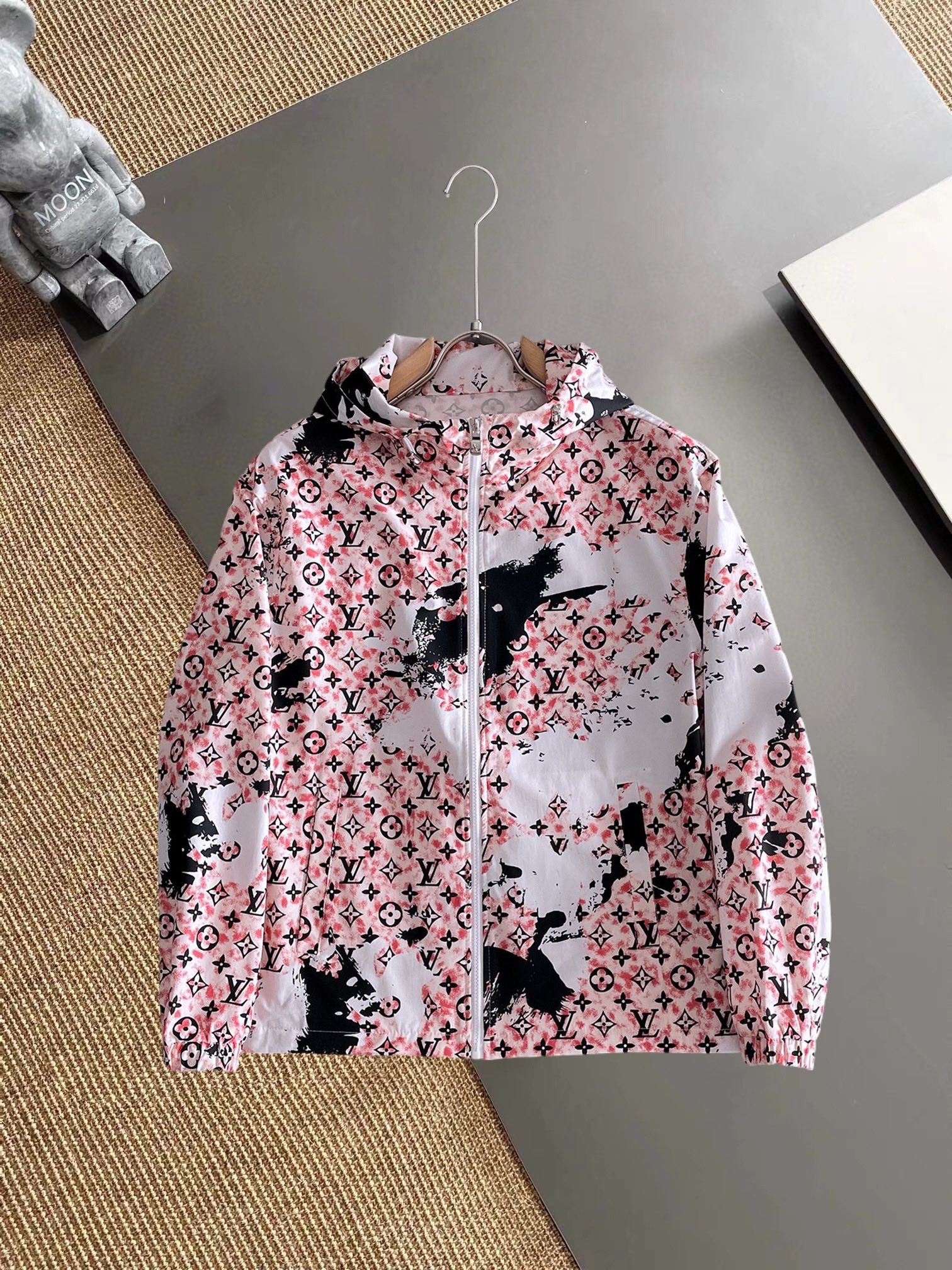 LV Suit