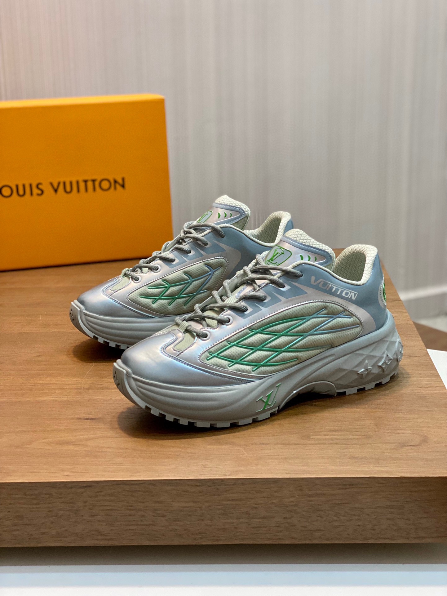 LOUIS VUITTON Discovery 