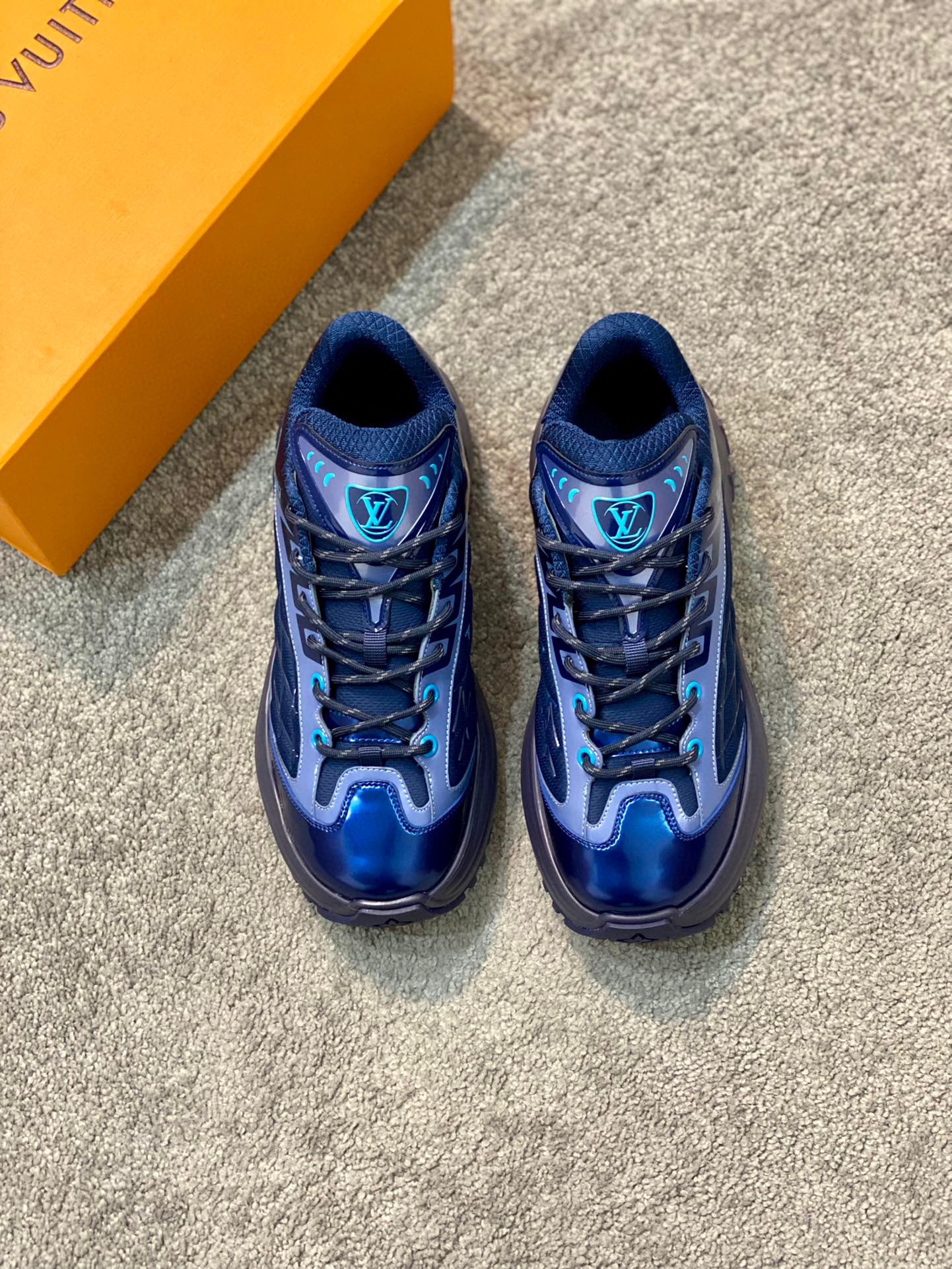LOUIS VUITTON Discovery 