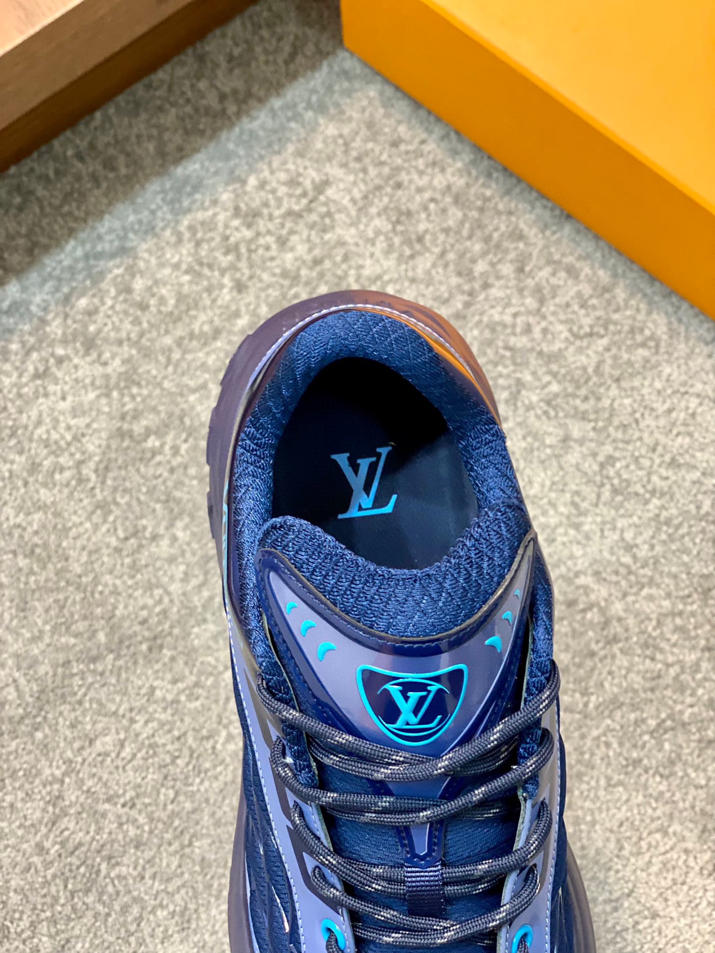 LOUIS VUITTON Discovery 