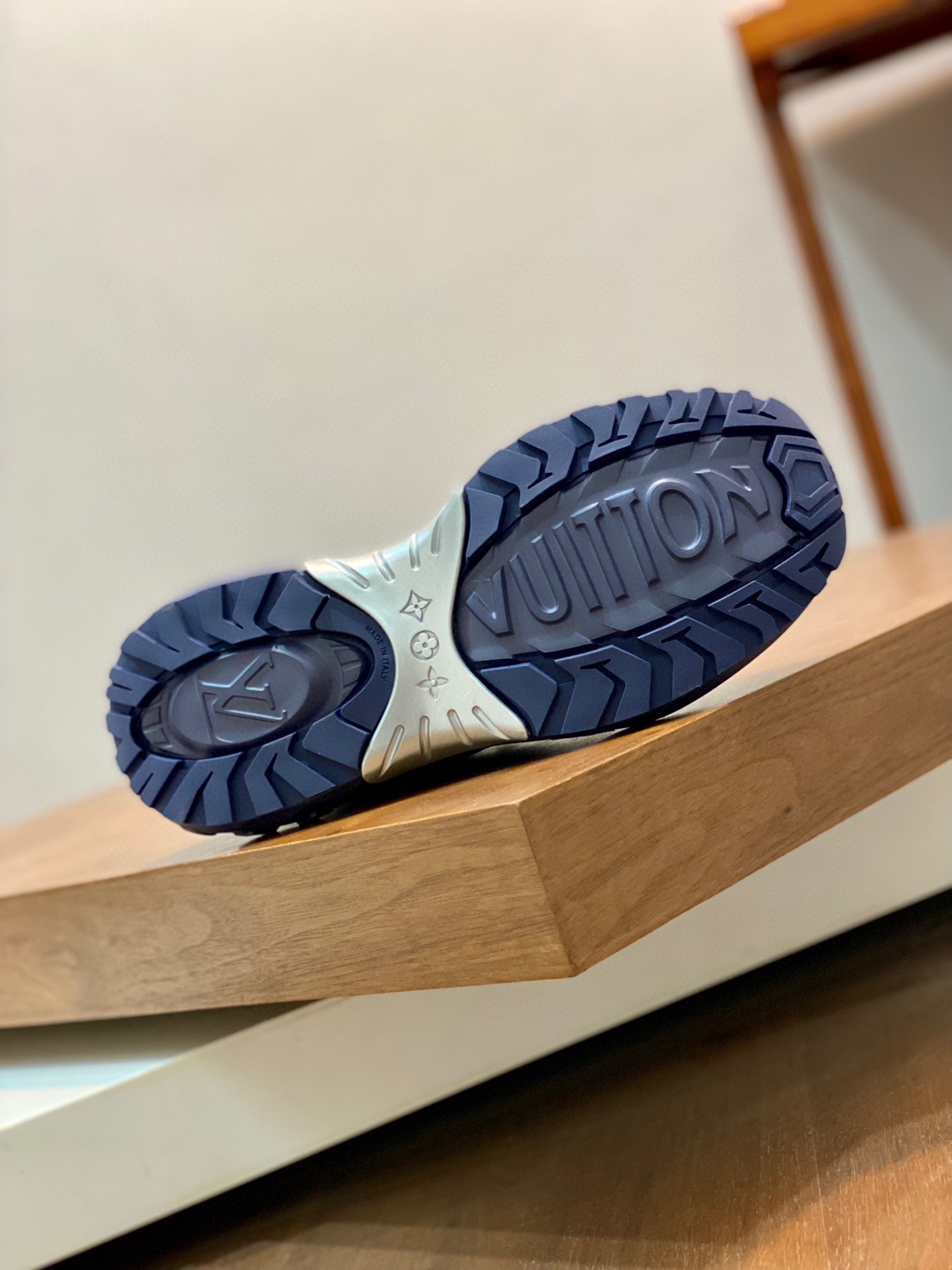 LOUIS VUITTON Discovery 