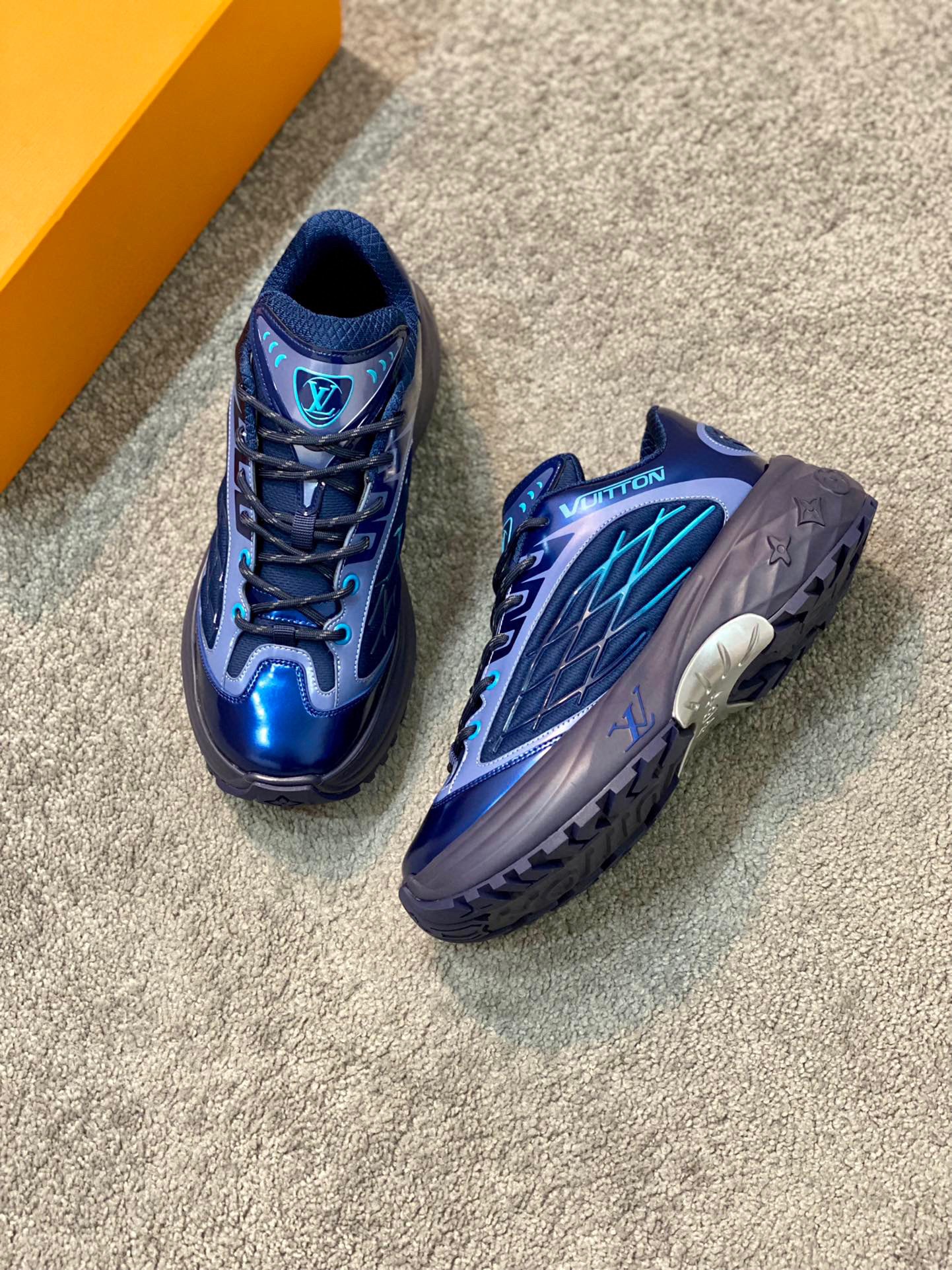 LOUIS VUITTON Discovery 