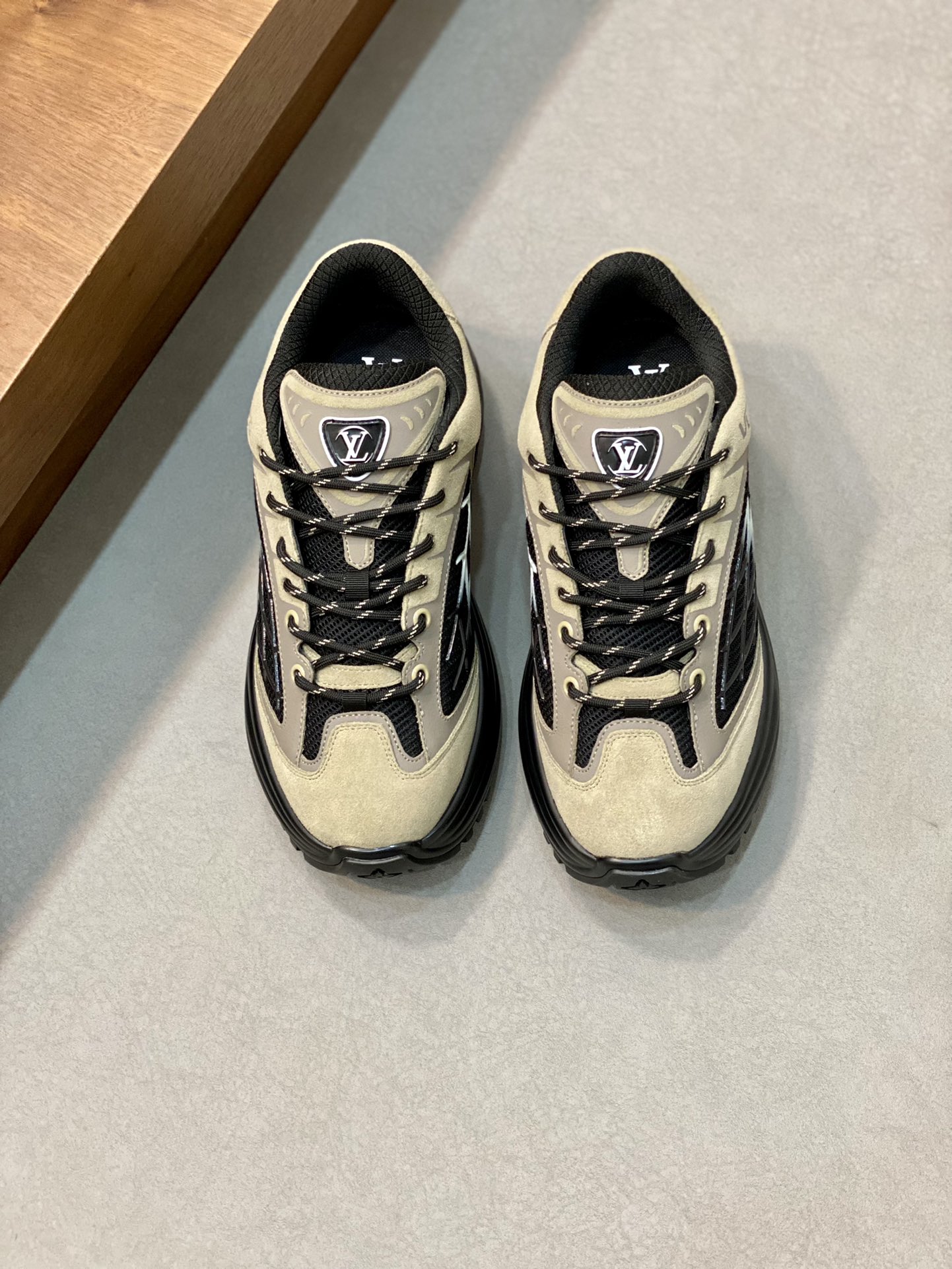 LOUIS VUITTON Discovery 