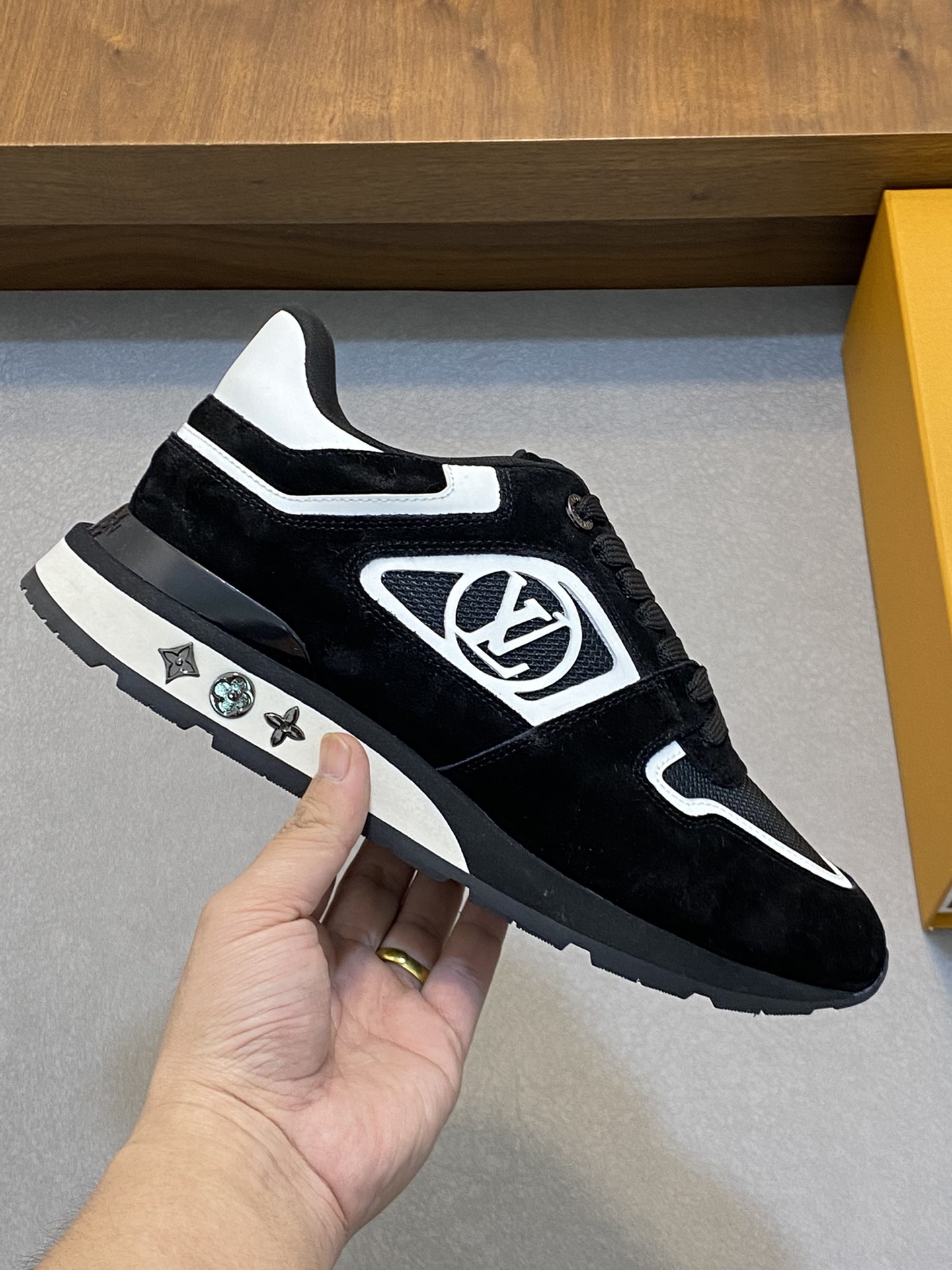 LV RUN AWAY