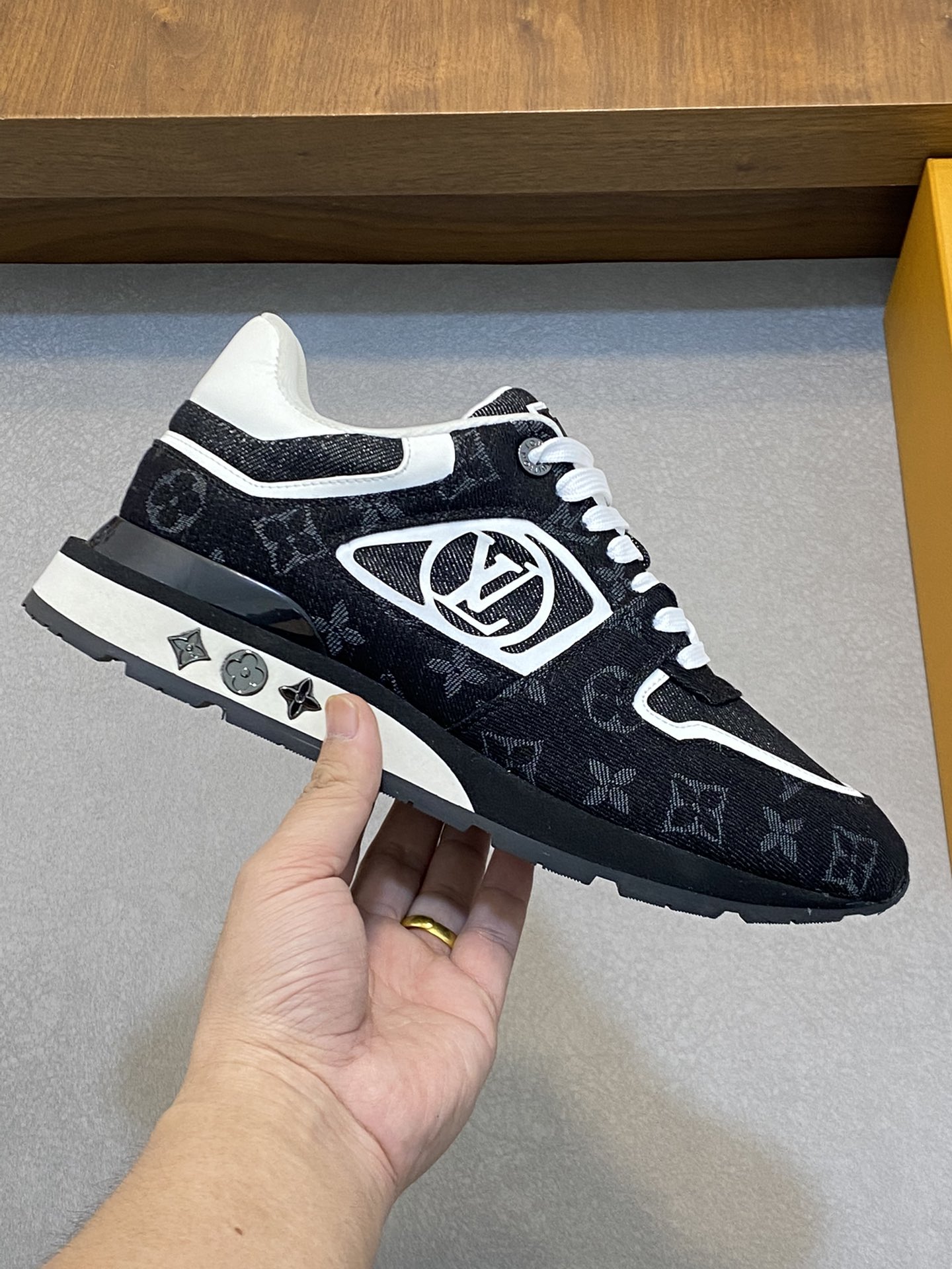 LV RUN AWAY