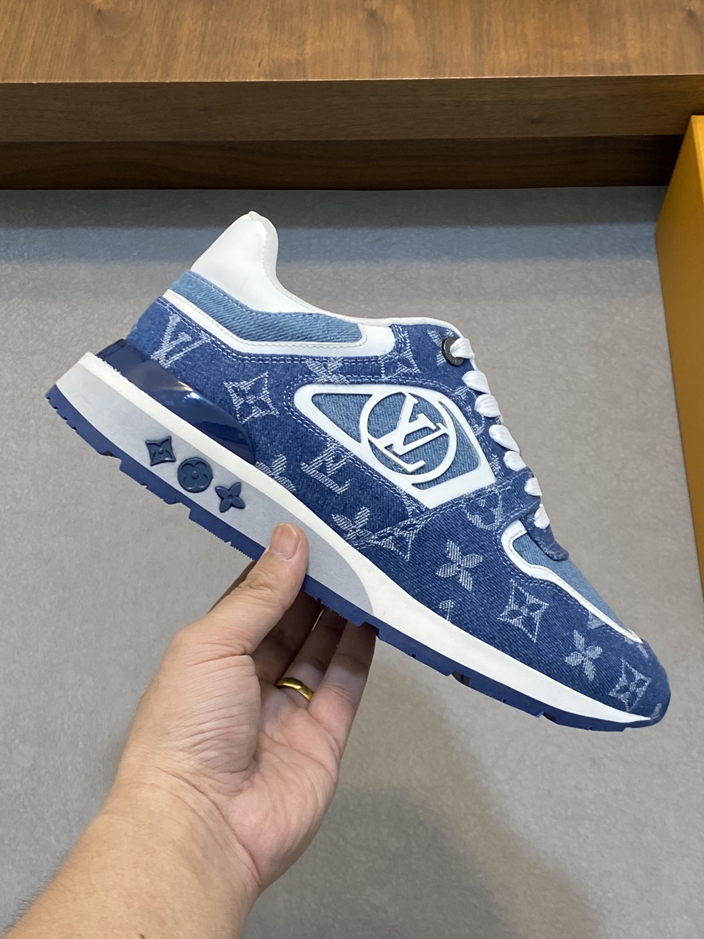 LV RUN AWAY