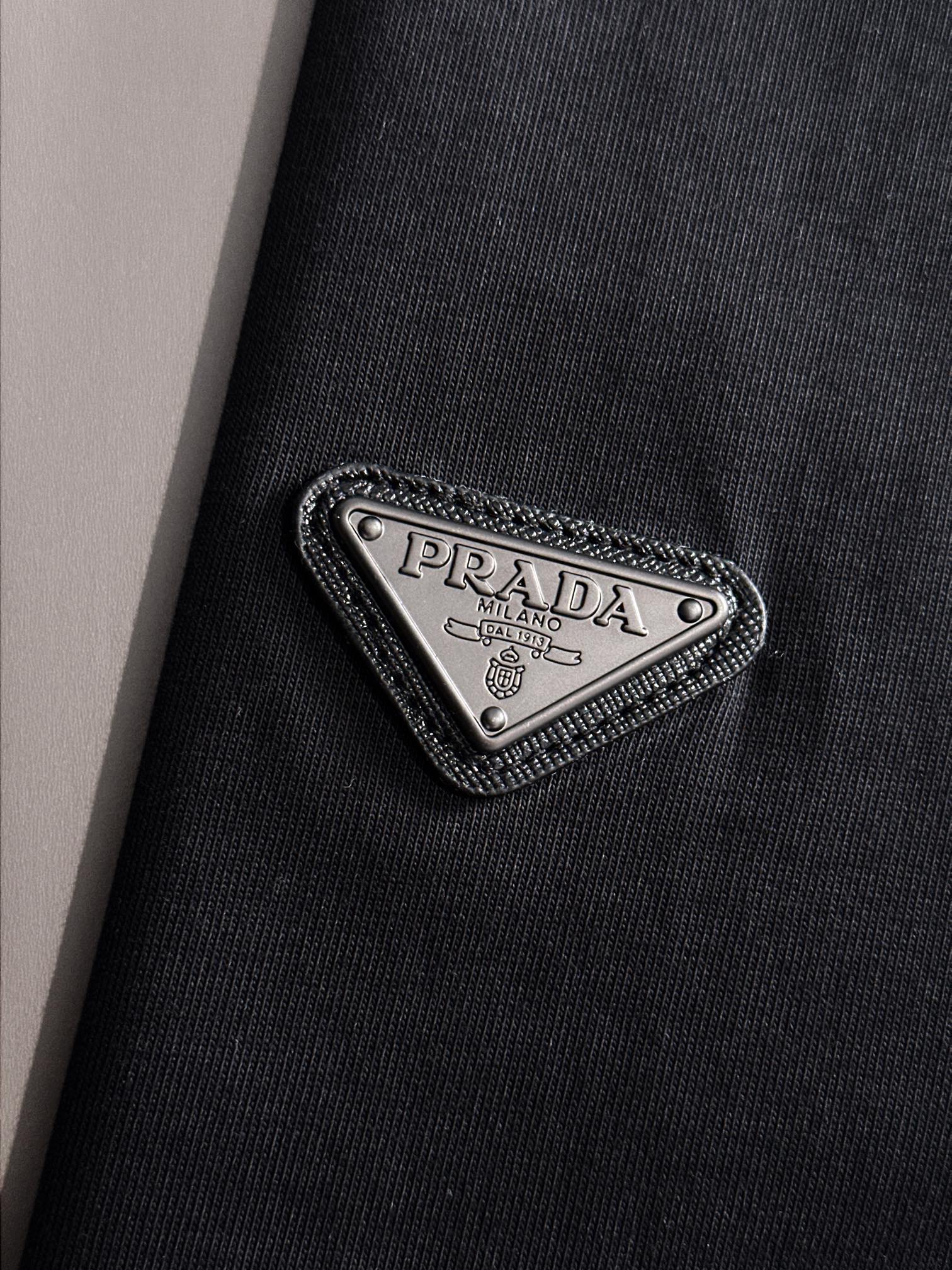 PRADA T-SHIRT