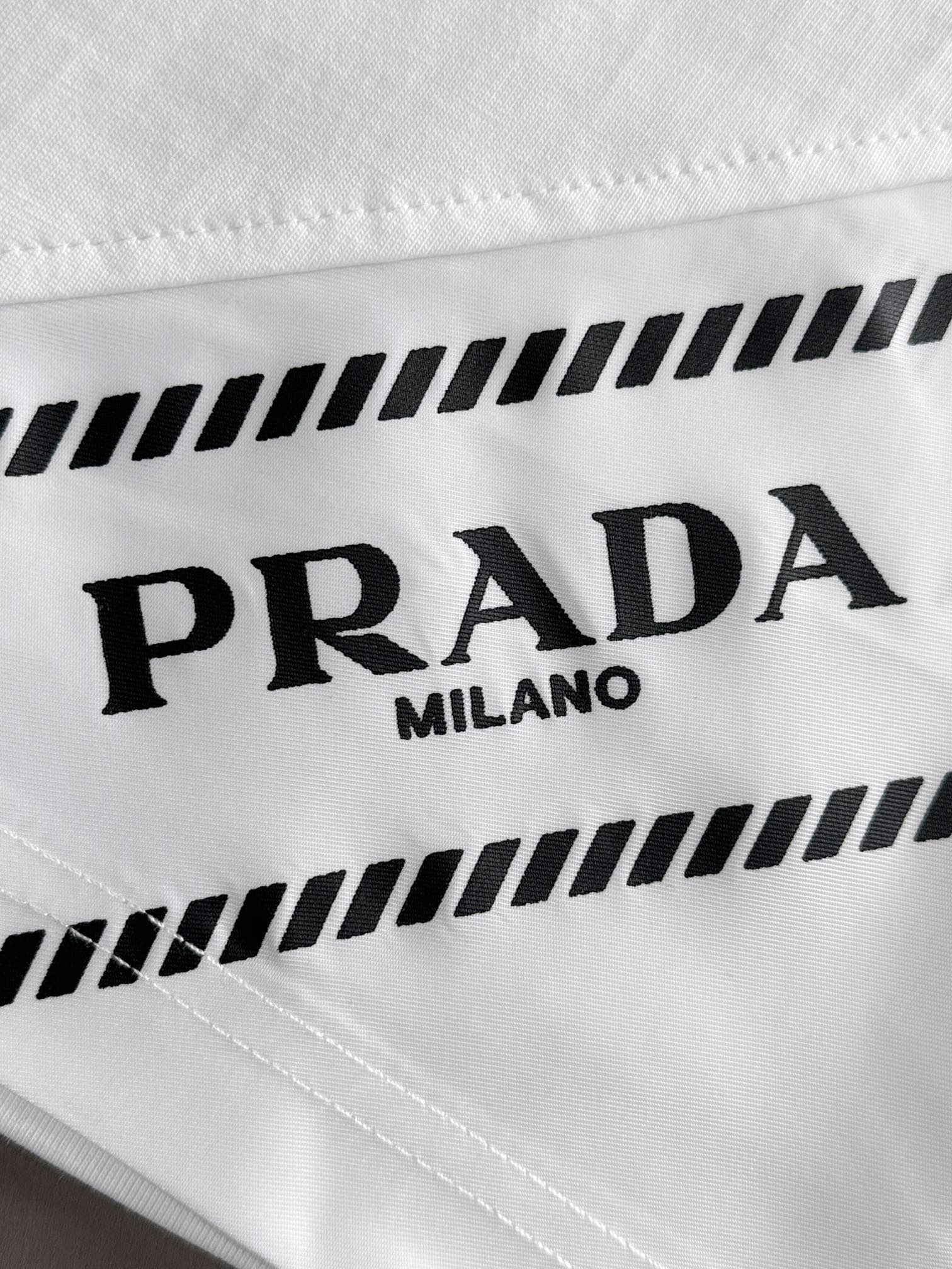 PRADA T-SHIRT