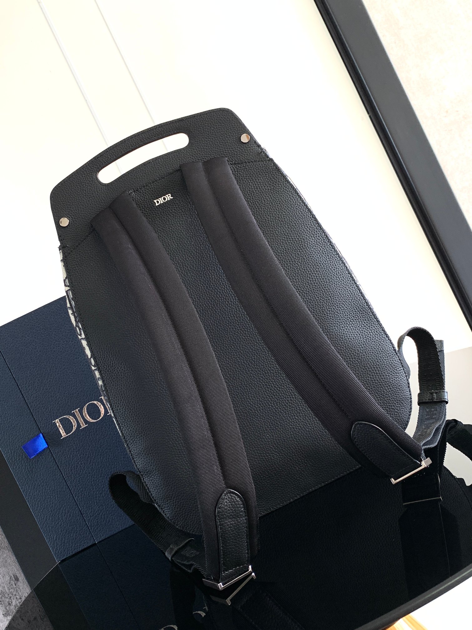 DIOR