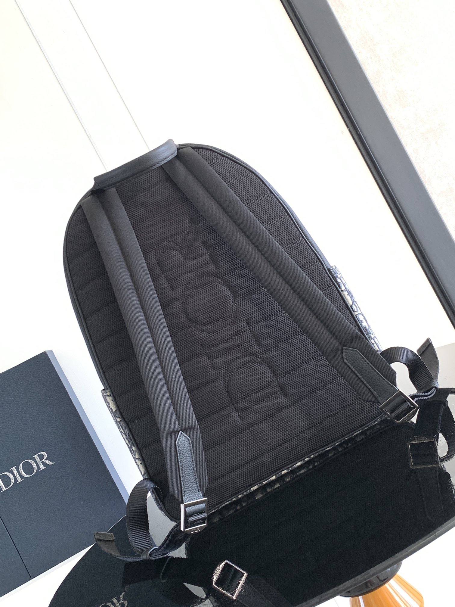 DIOR