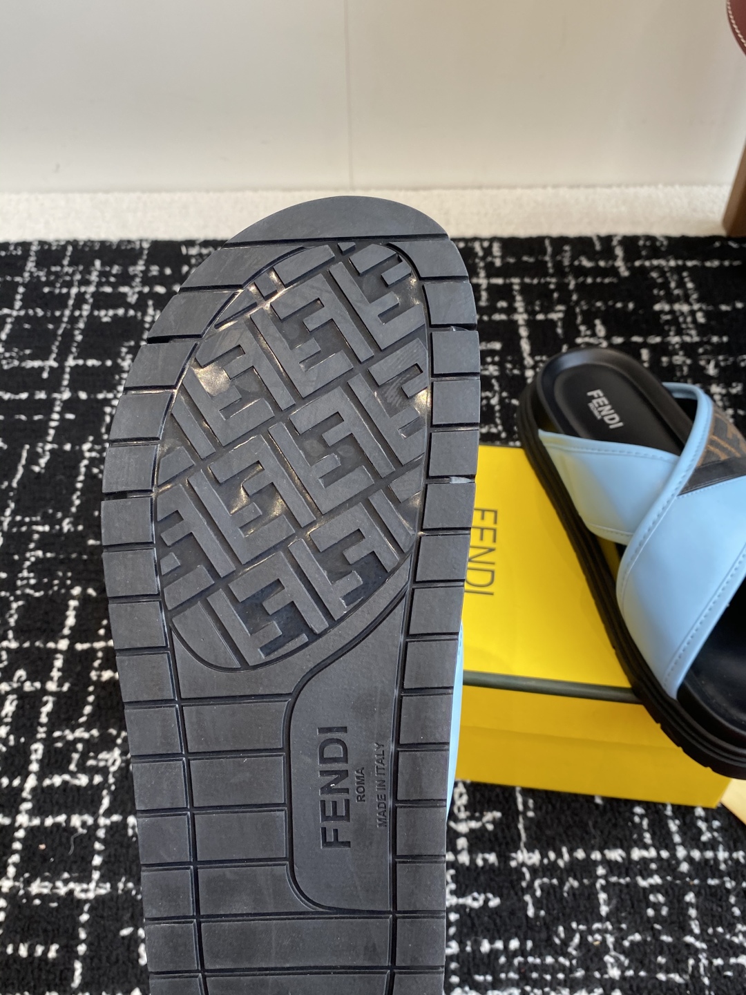 FENDI SLIDES