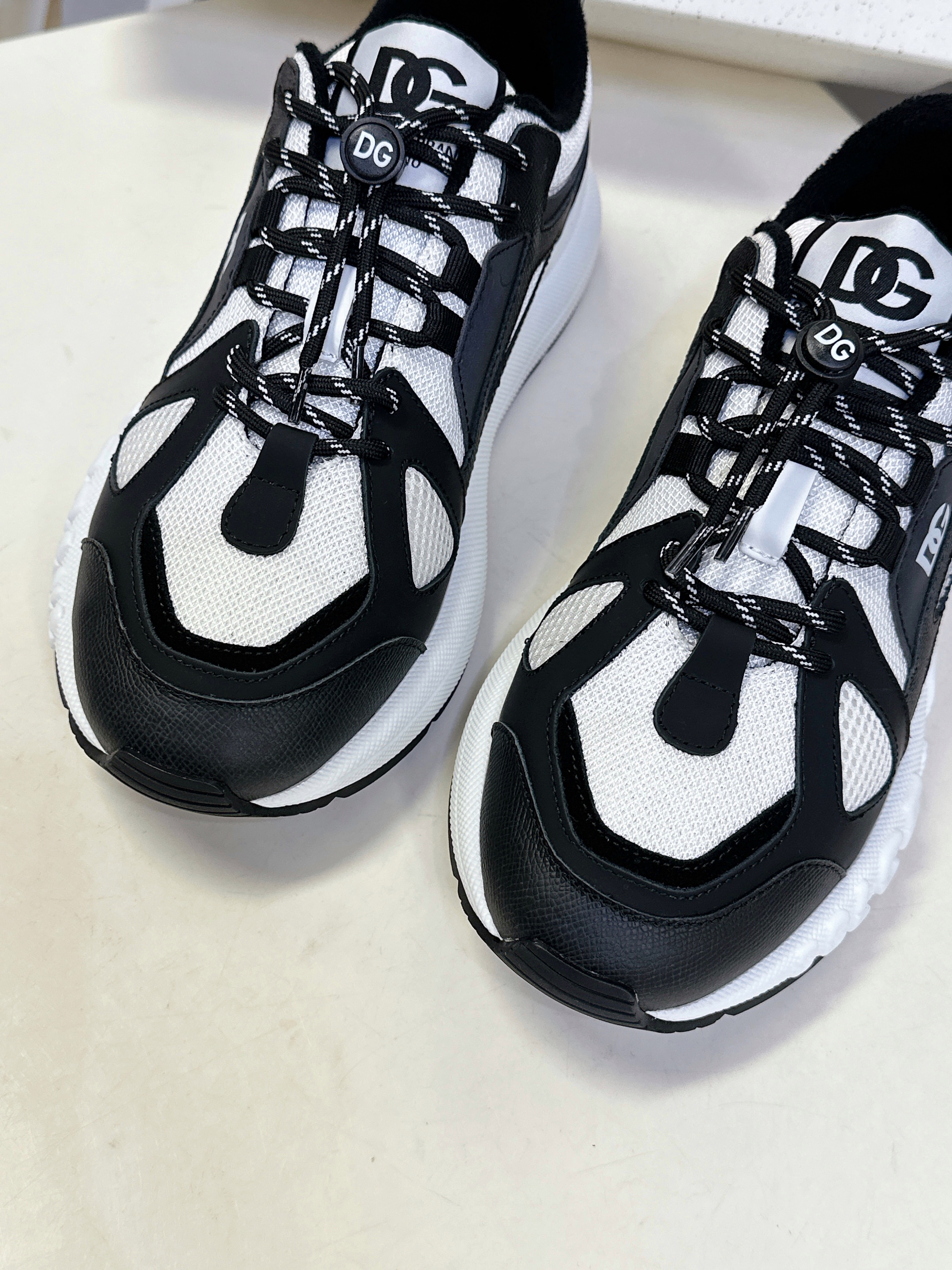 D&G SEAKERS