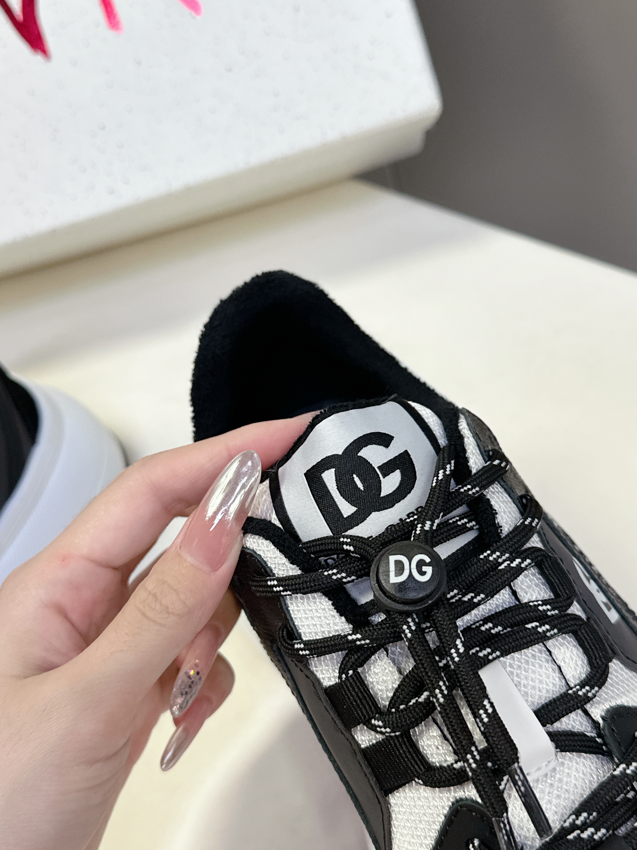 D&G SEAKERS